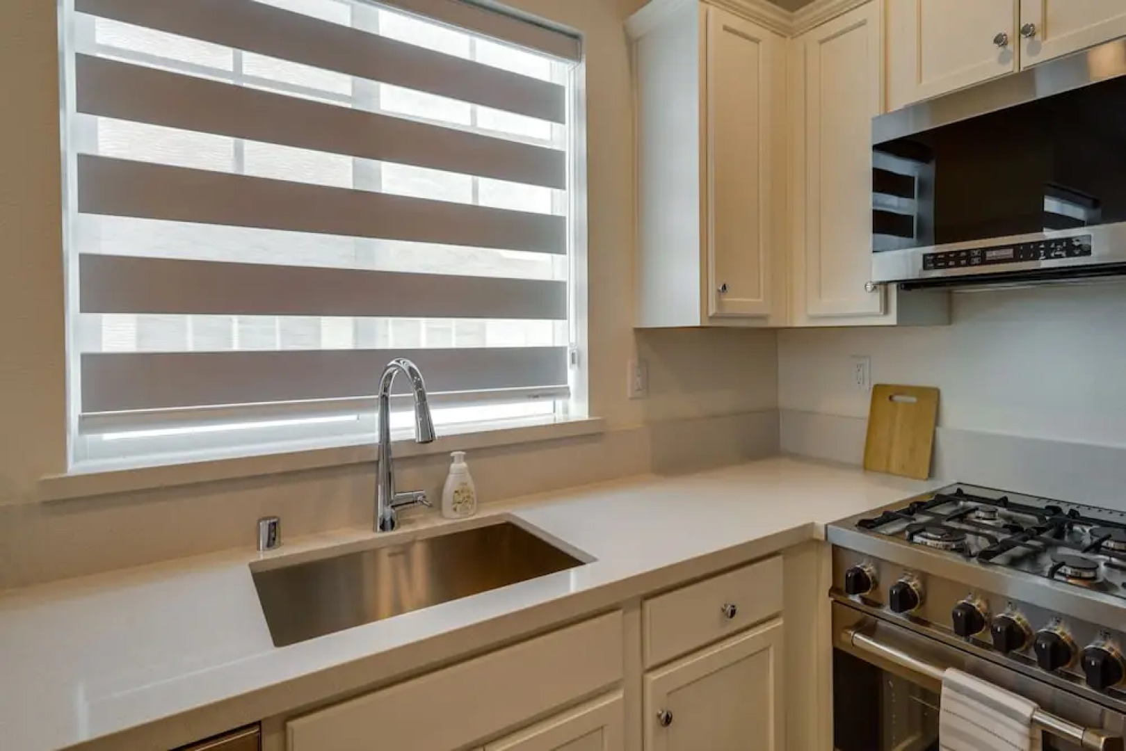 California Midterm Rental With Fenced Yard!