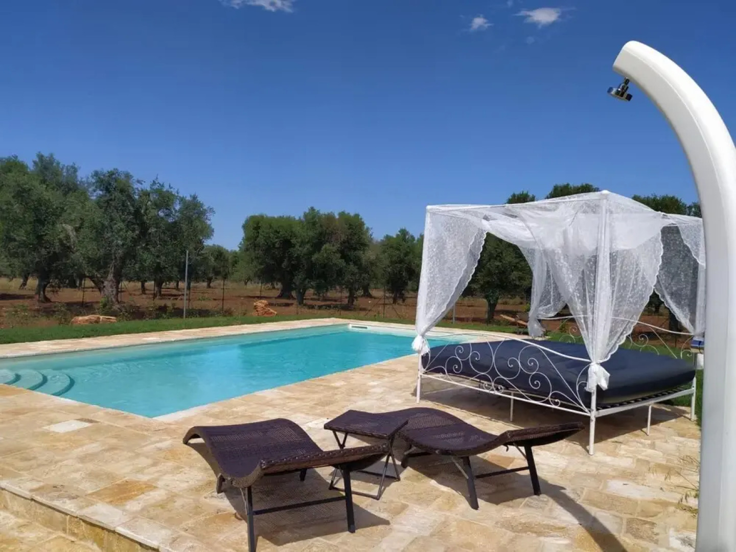 Antico trullo ristrutturato con piscina e giardino