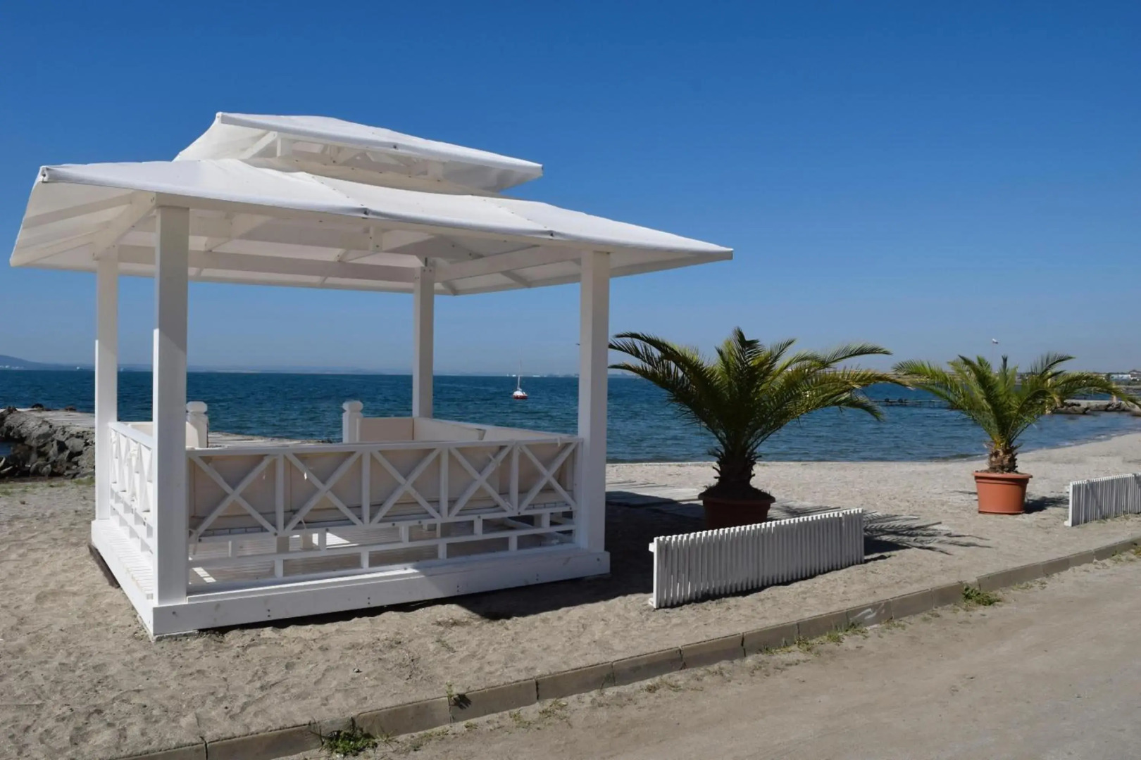 White Sails Apartments