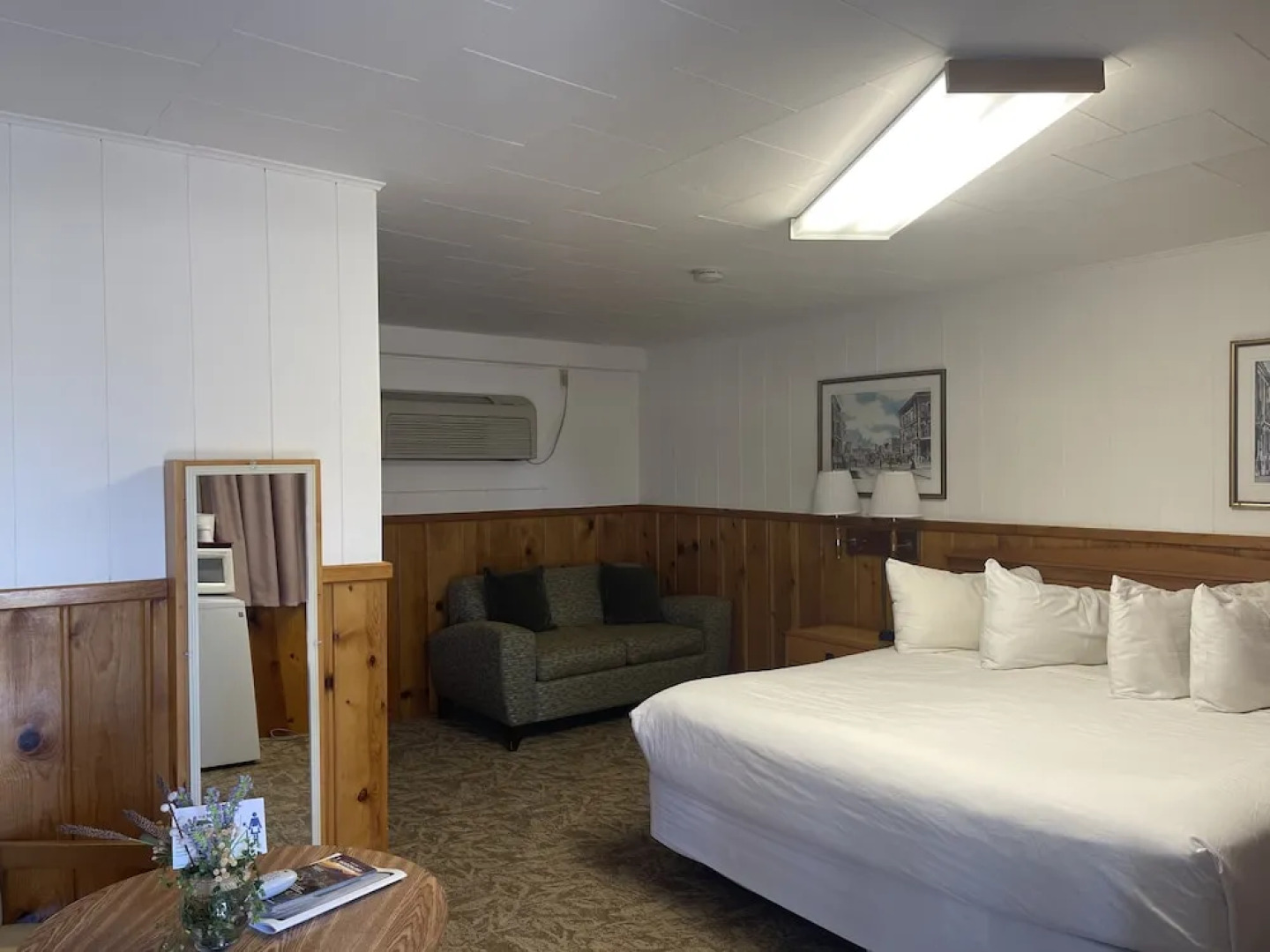 Saddle & Surrey Motel