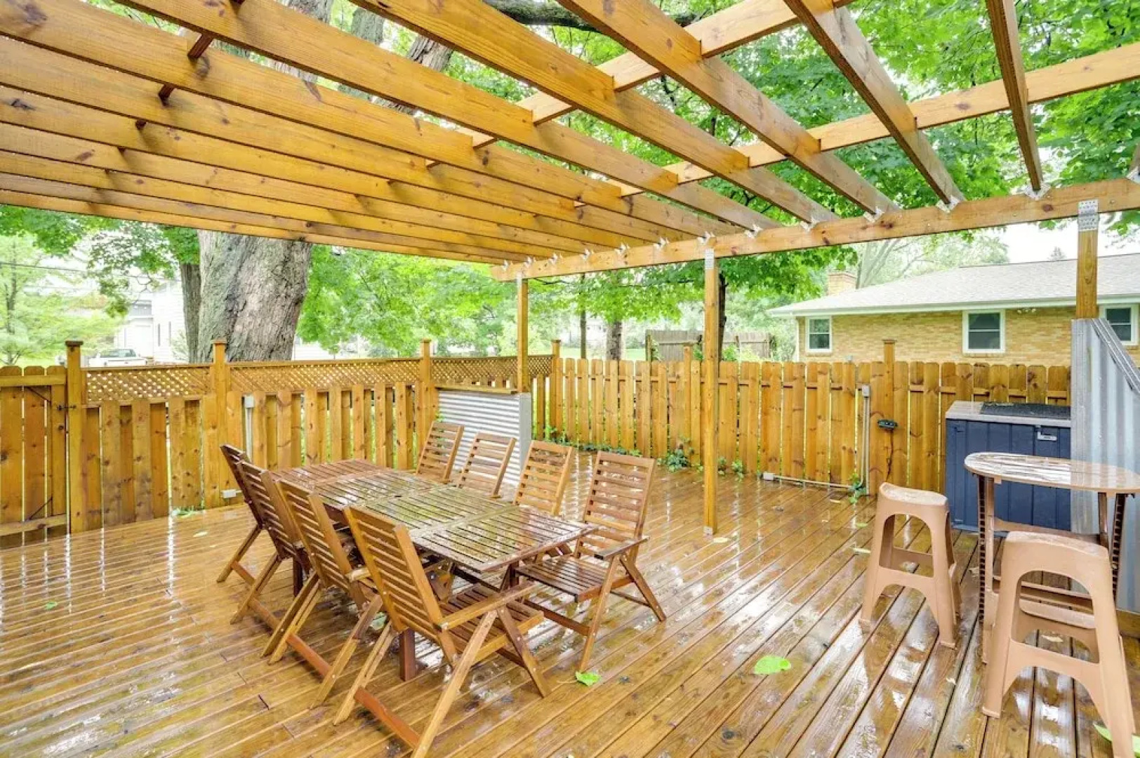 South Haven Oasis - Private Hot Tub, Pool & Grill!