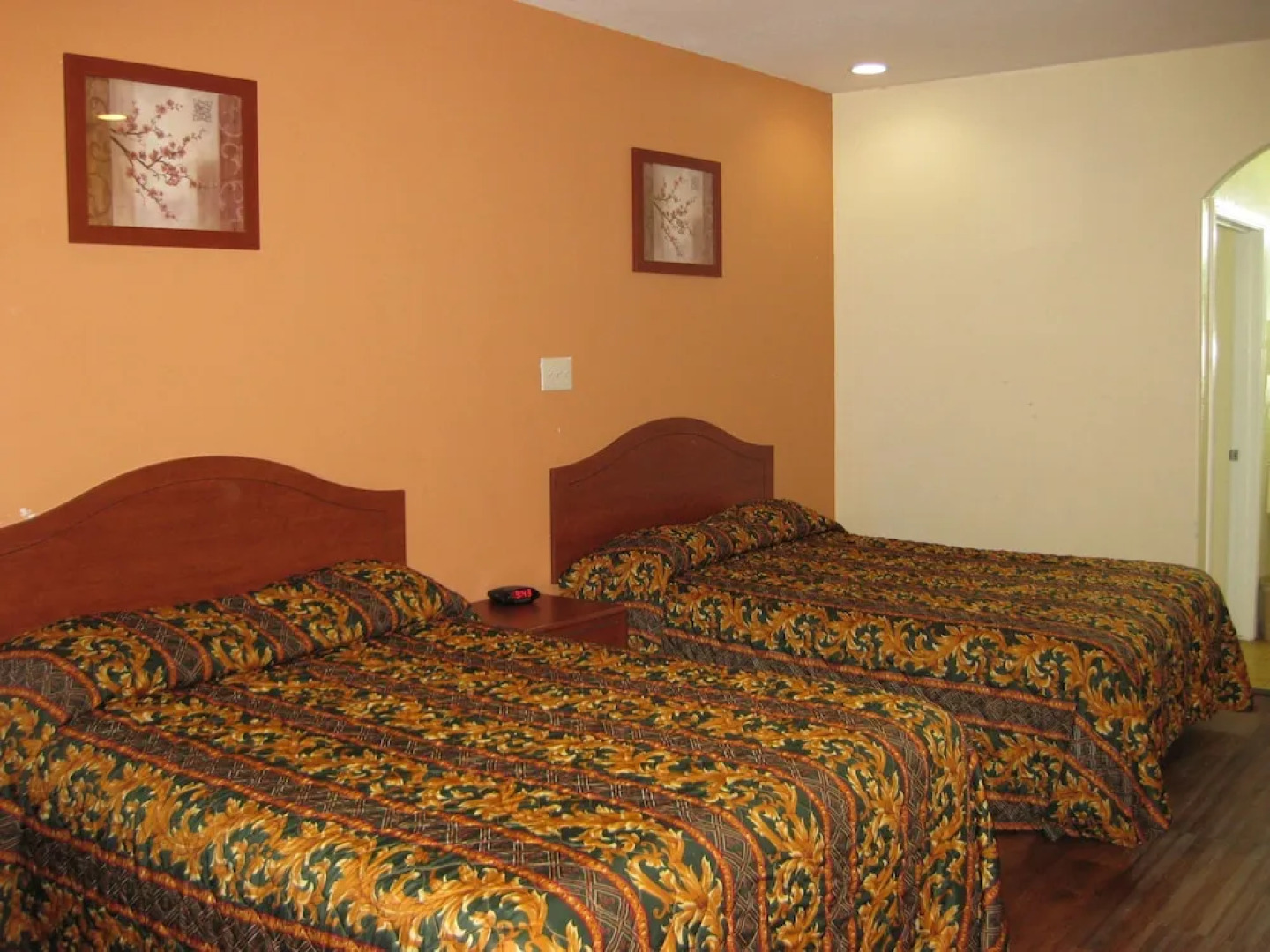 Scottish Inn and Suites