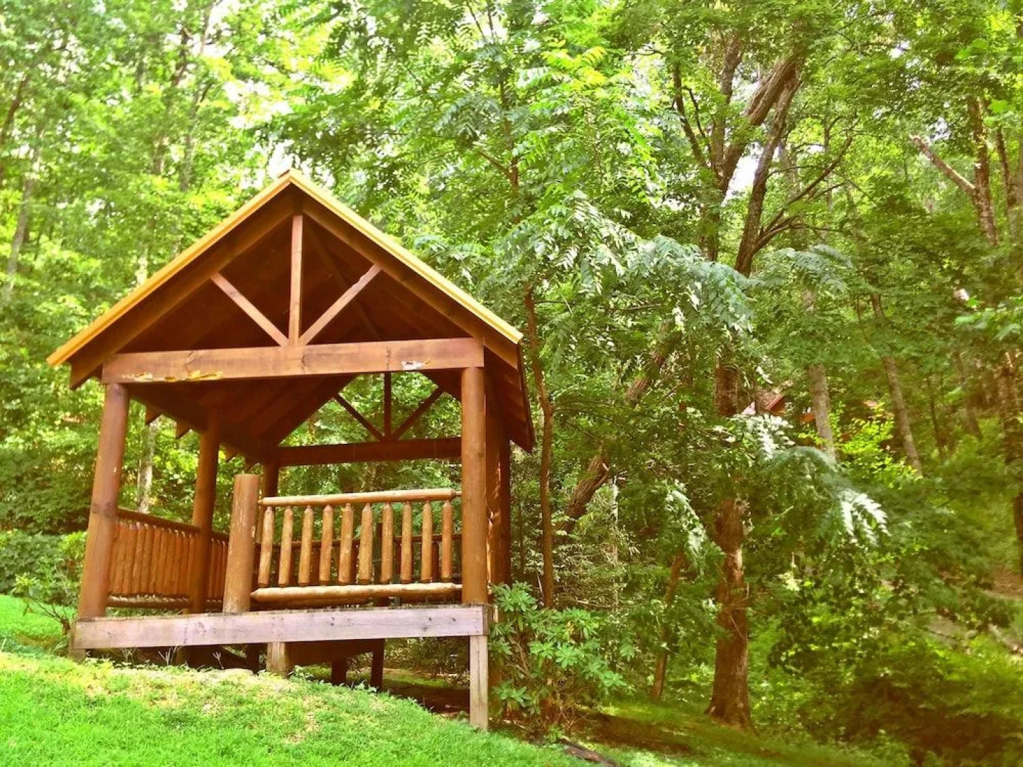 Majestic Sunset - 4 Br cabin by RedAwning