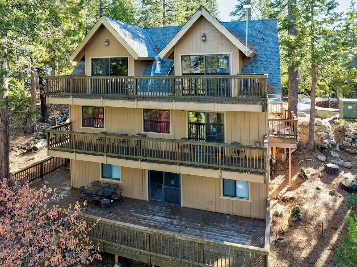 Yosemite Aviary and Quail Within Yosemite - 2 Separate Units, Up To 14 Guests!