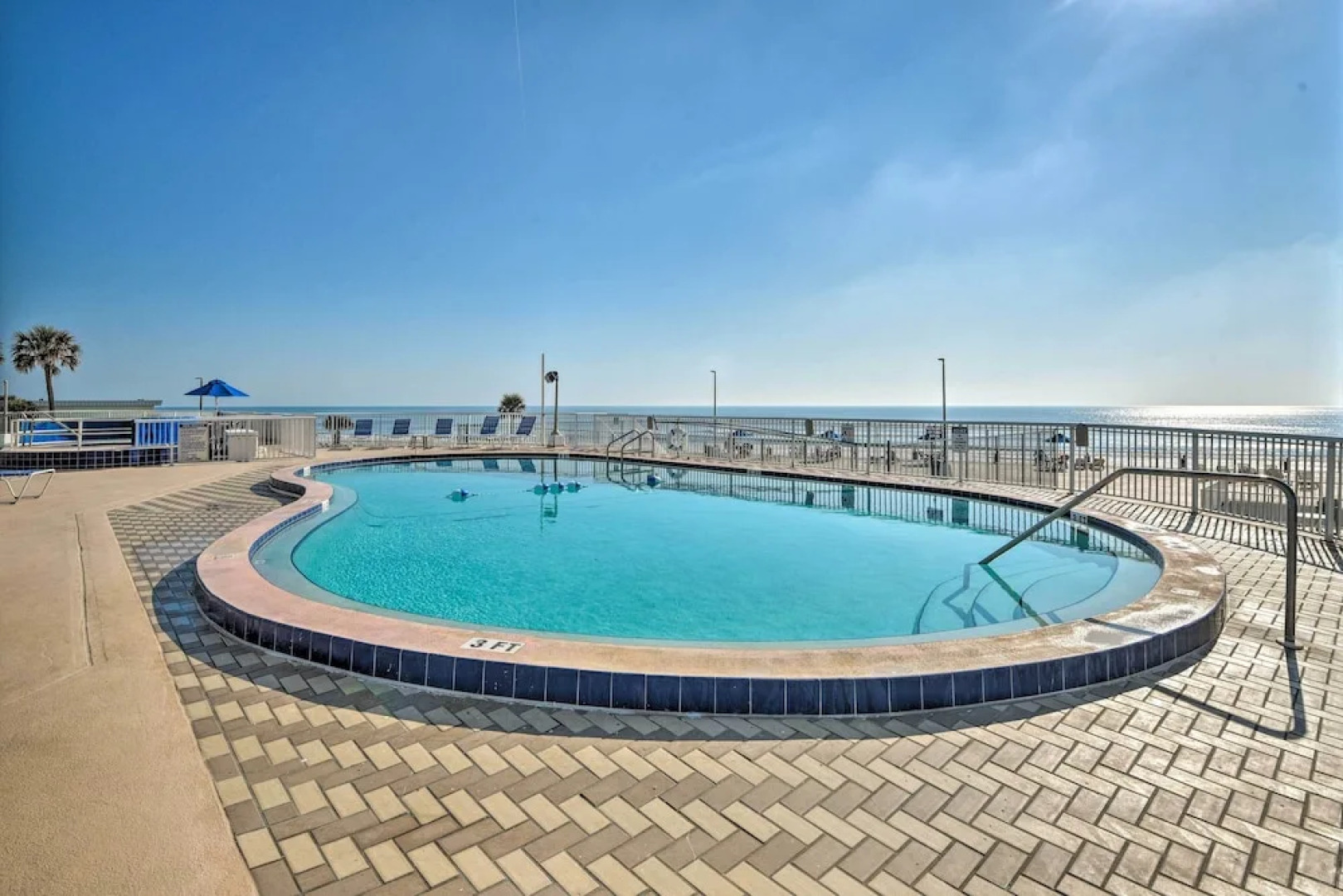 Beautiful Daytona Beach Shores Condo w/ Hot Tub!