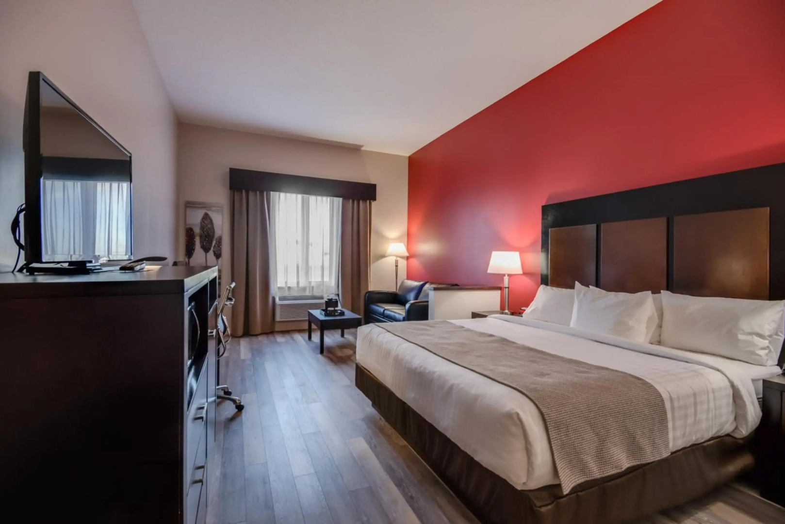 Econo Lodge Inn & Suites