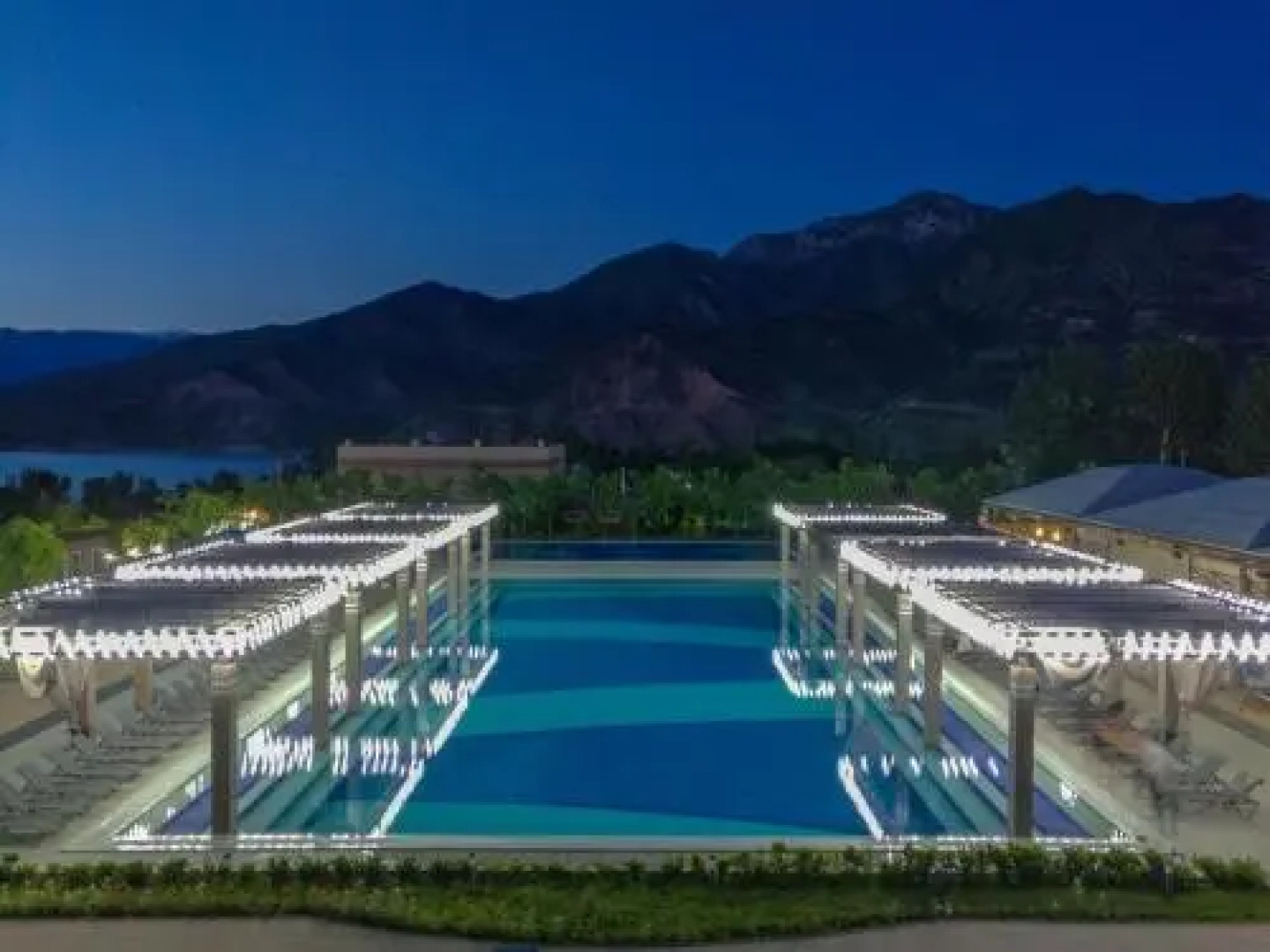 Charos Deluxe Resort & Spa