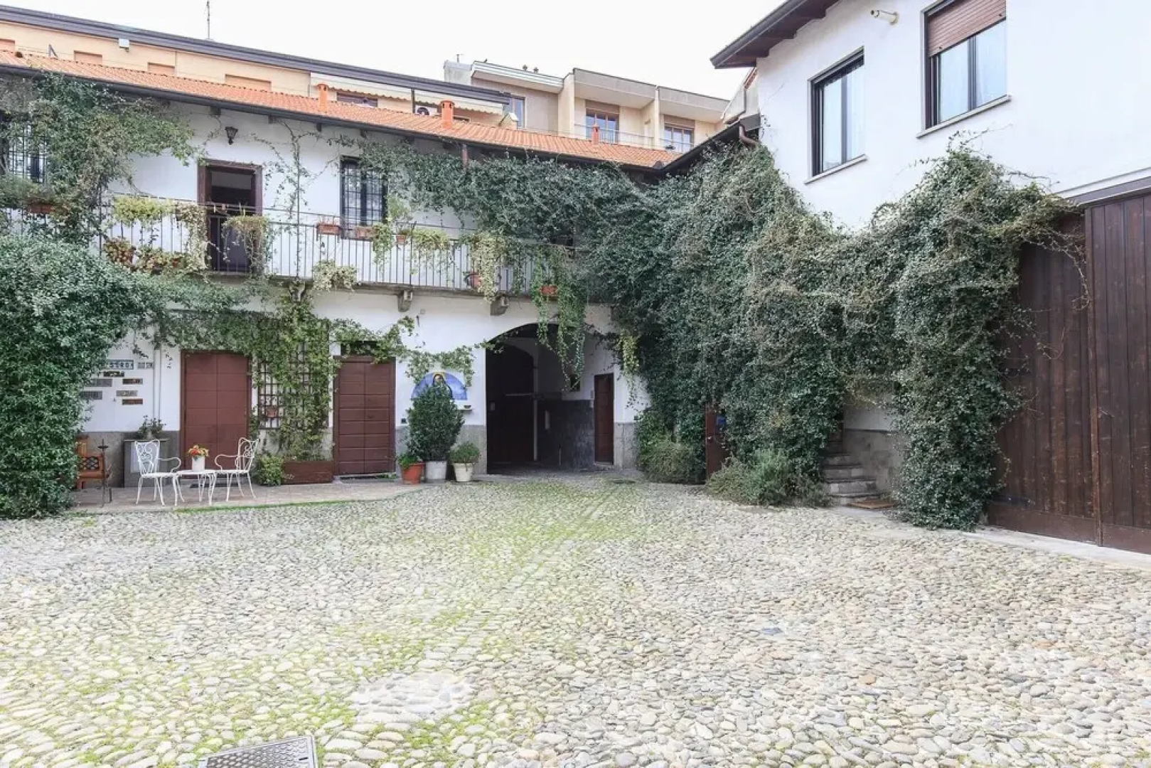 Four-room Apartment 15 Minutes From the Center of Milan