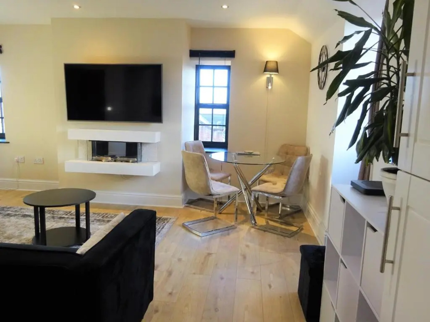 Wigan Central I 1 & 2 Bed Executive Apartments I Family Rooms I Private Balcony I Free Parking