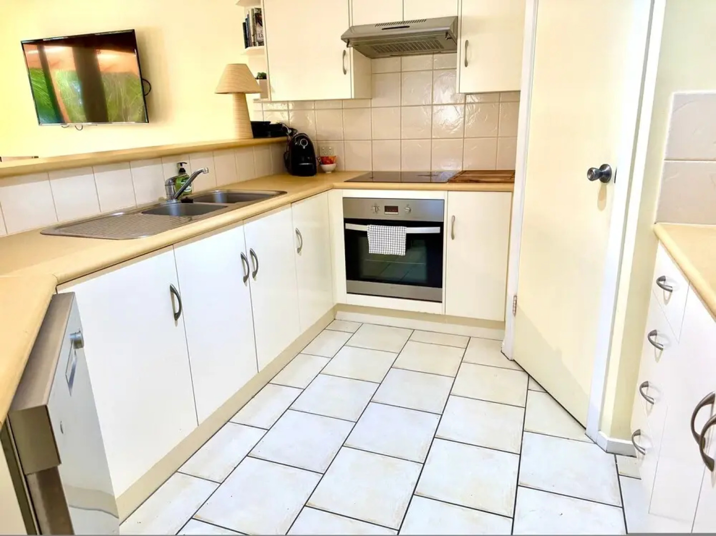 Lakeside Getaway - 4BR Jetty Wi-fi Waterfront