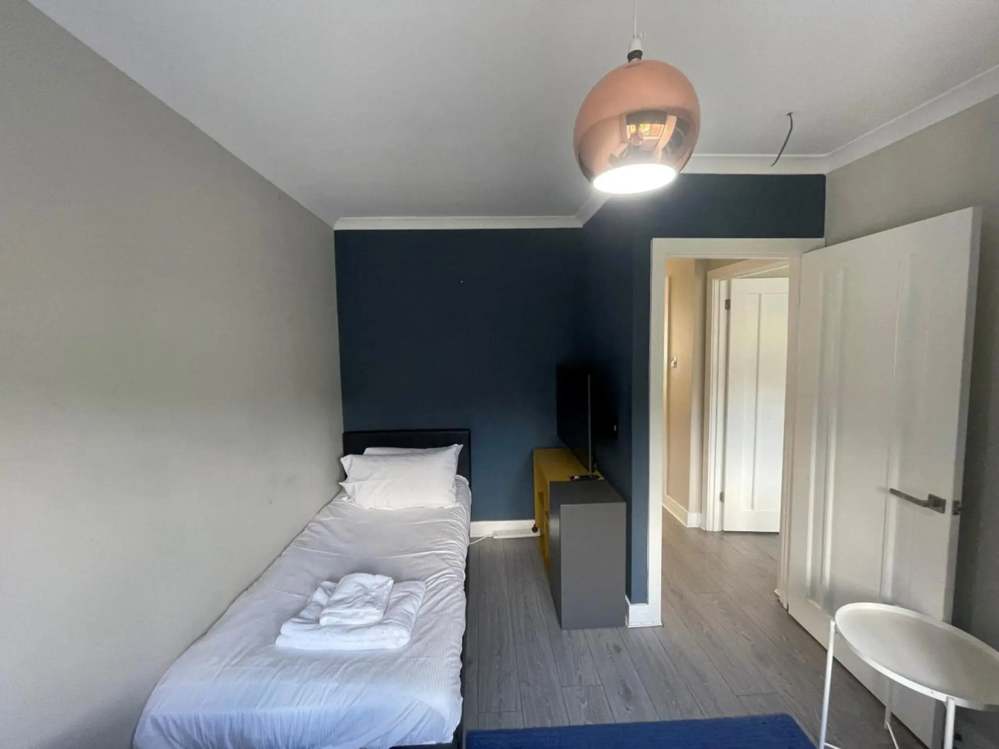 Ascot stunning and modern 4 bedroom town house with 156 sq ft garden office