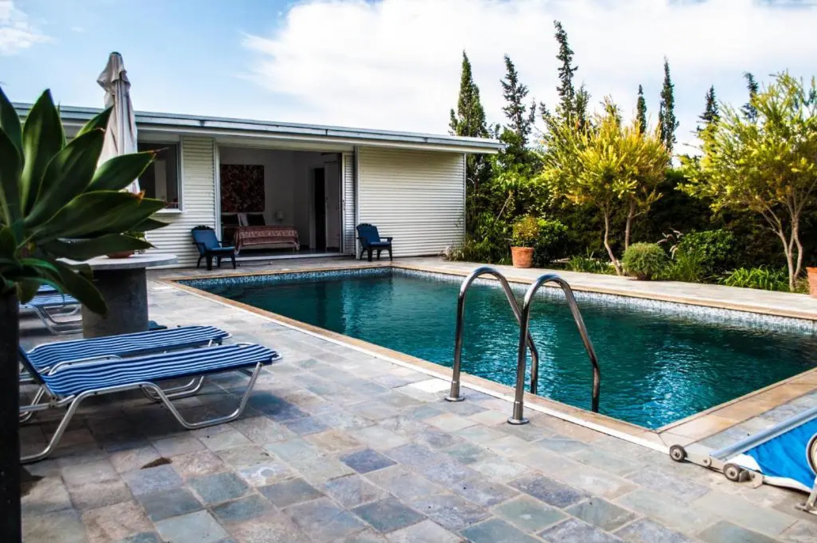 Idyllic studio with private pool