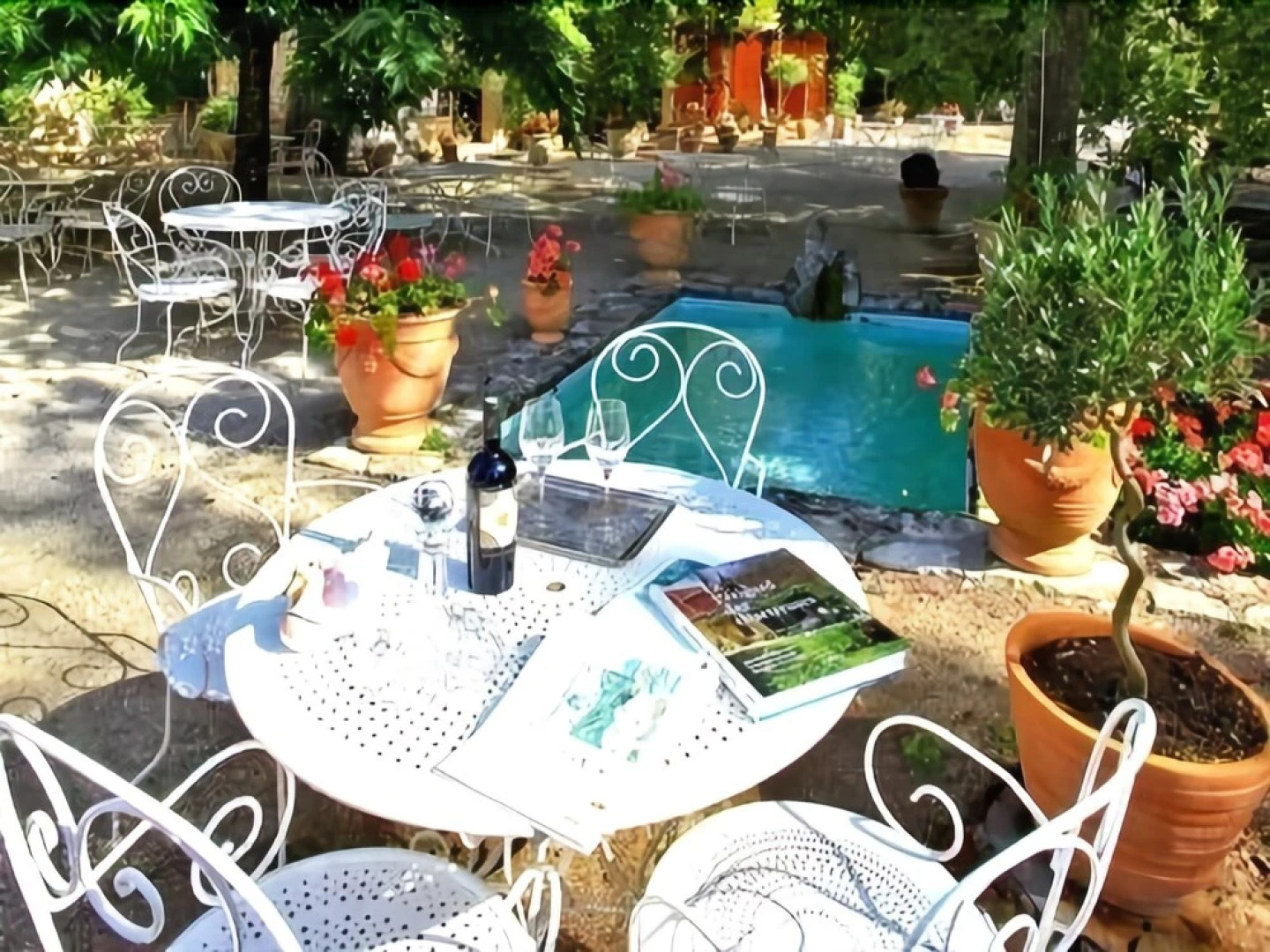 Logis Hostellerie de lAuberge de LÉtang Bleu