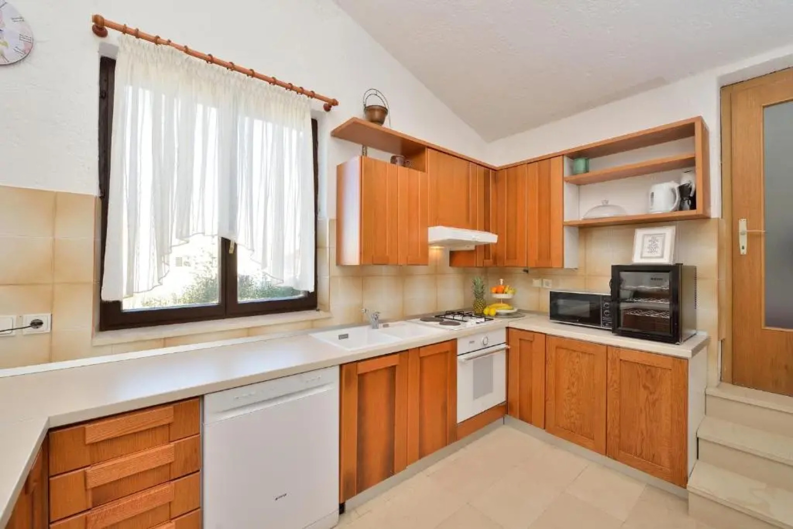 Beachfront Skoblar Holiday Home with Seaview