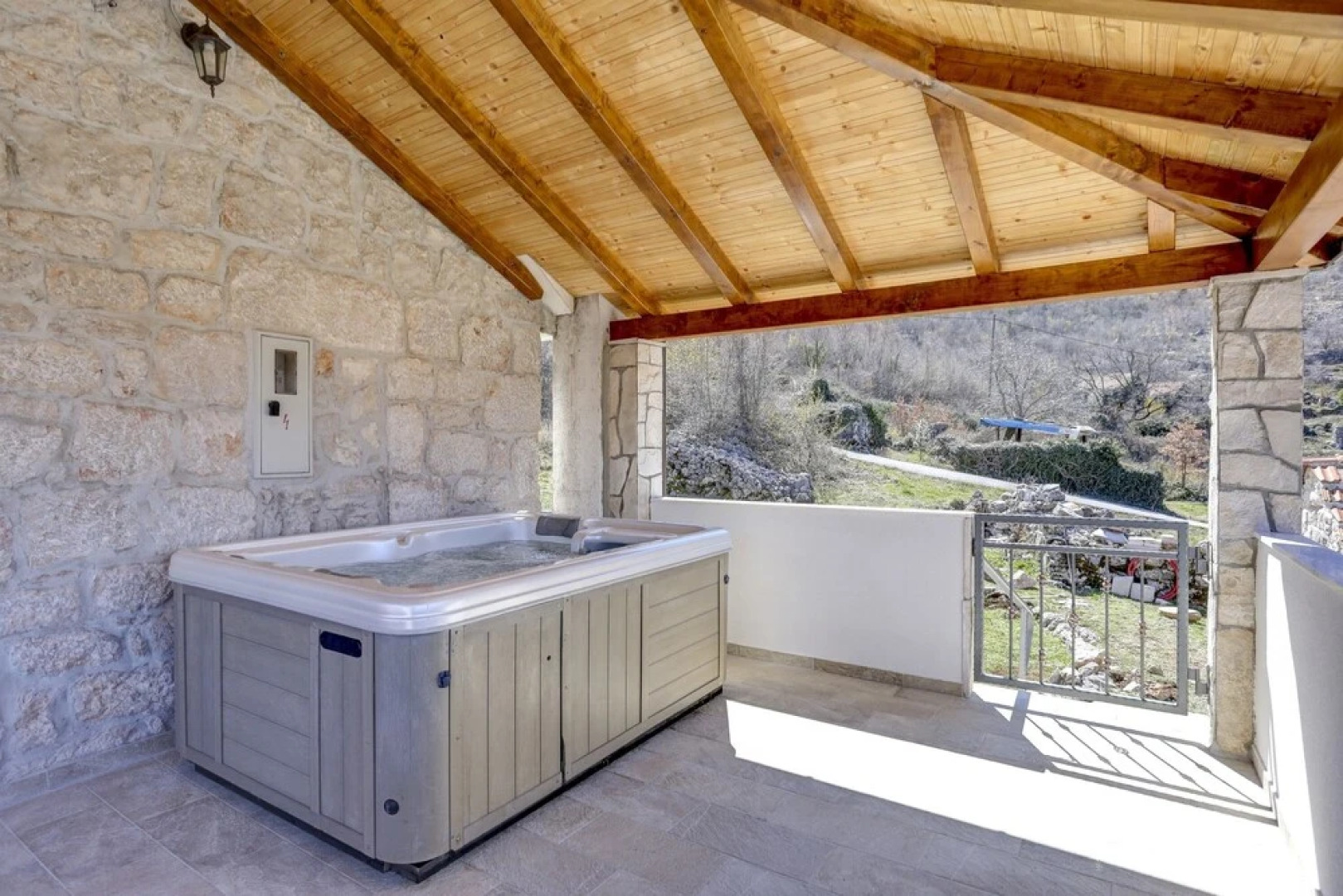 Rustic Stone House Bajeli with Jacuzzi