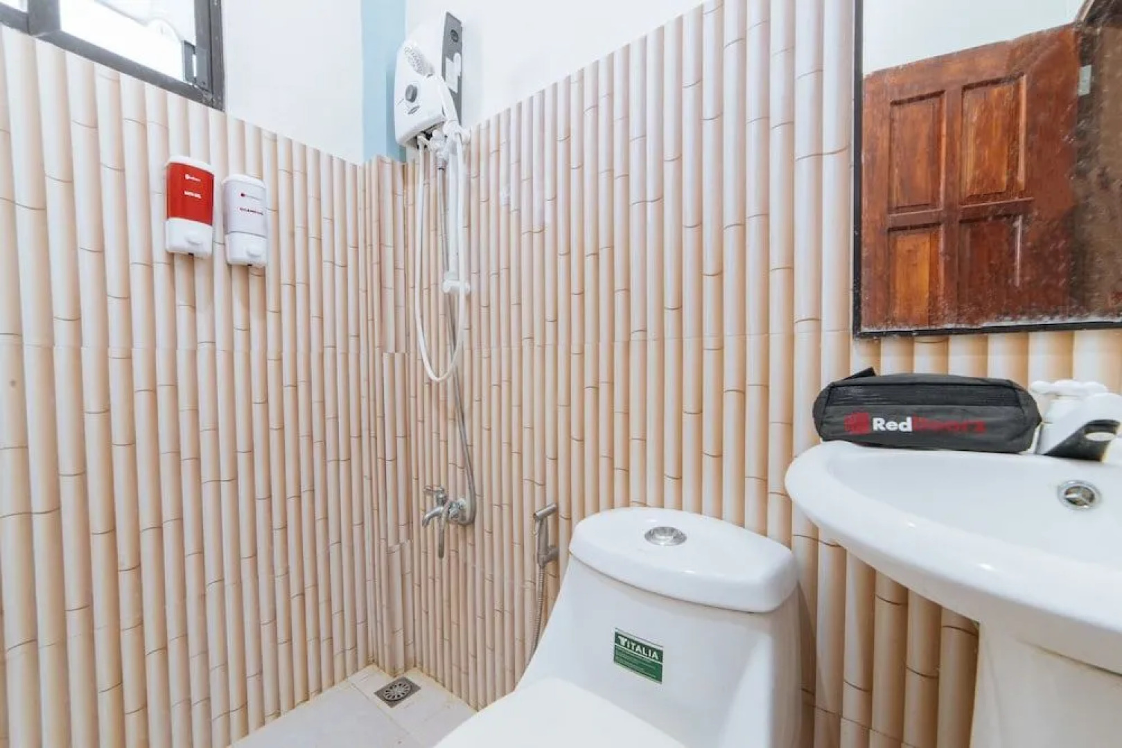 RedDoorz Near Lucap Wharf Alaminos