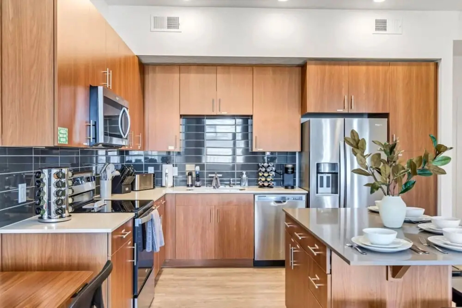 Stunning Corporate Housing - Hill Afb - Davis Conf