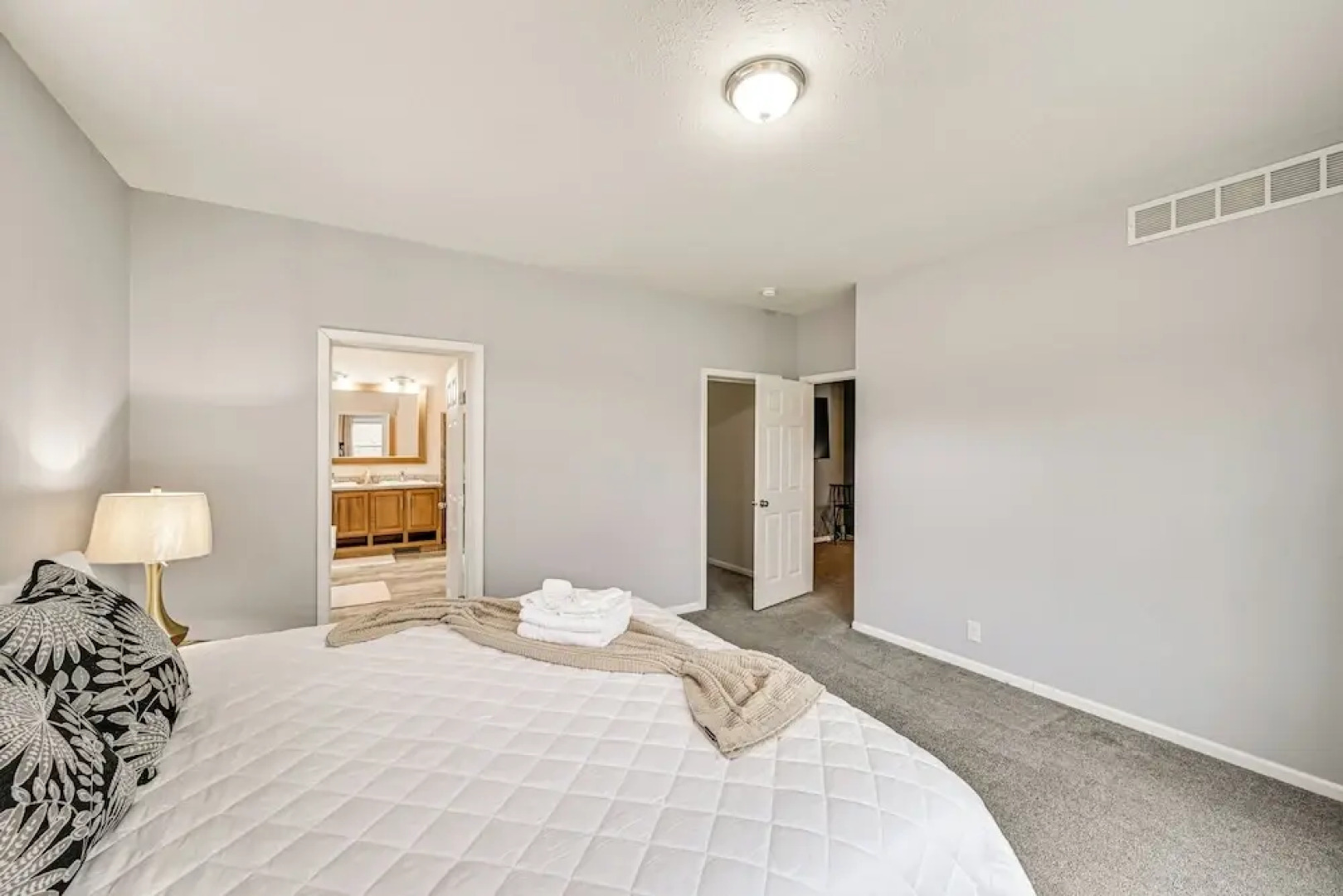 3 Mi to Dtwn: Family-friendly Home in South Haven!