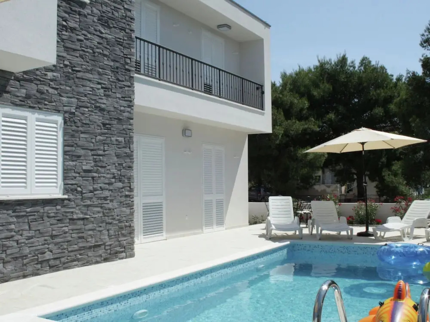 Chic Apartment in Primosten With Pool