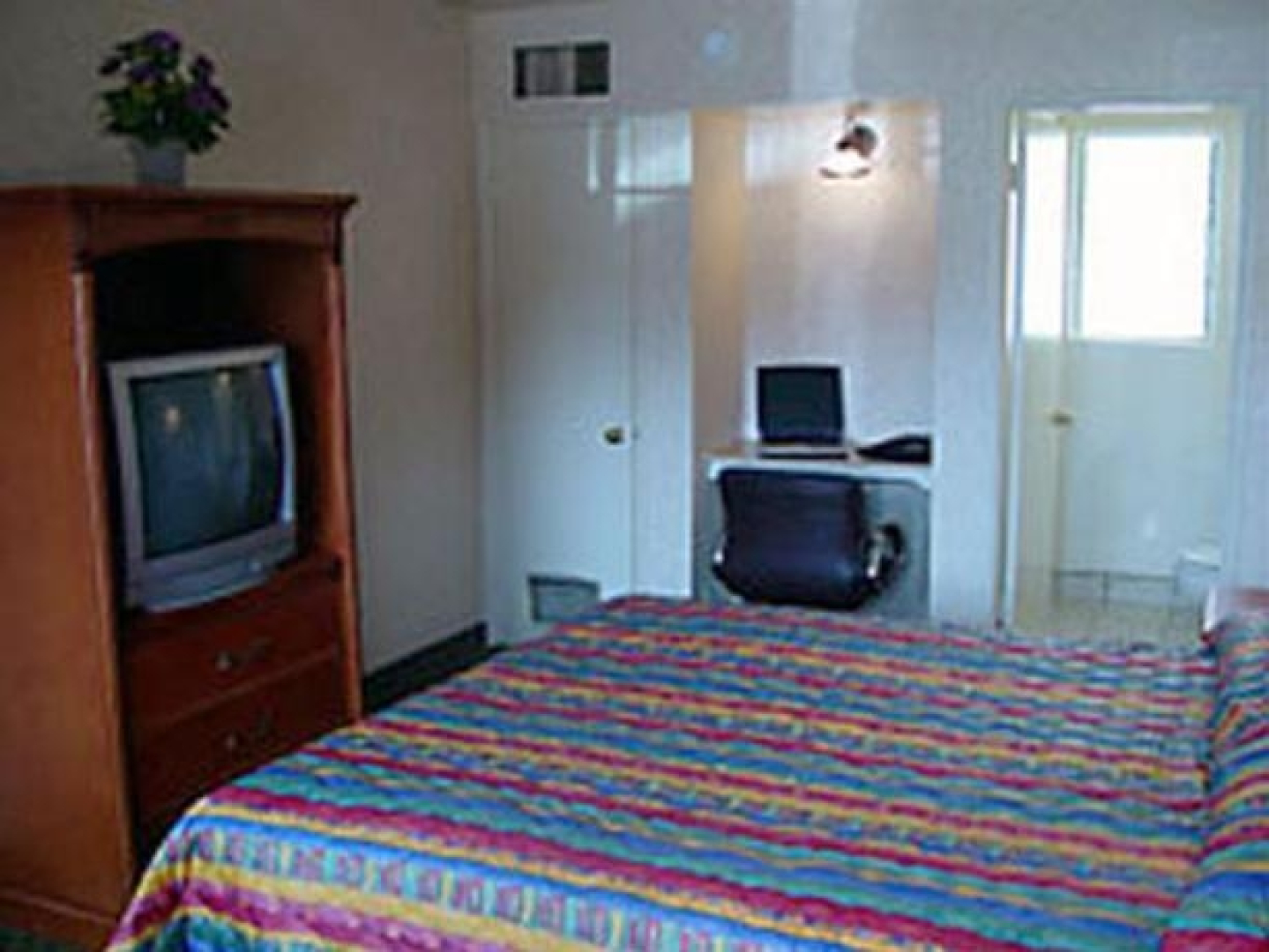 Econo Lodge Inn & Suites West Hollywood