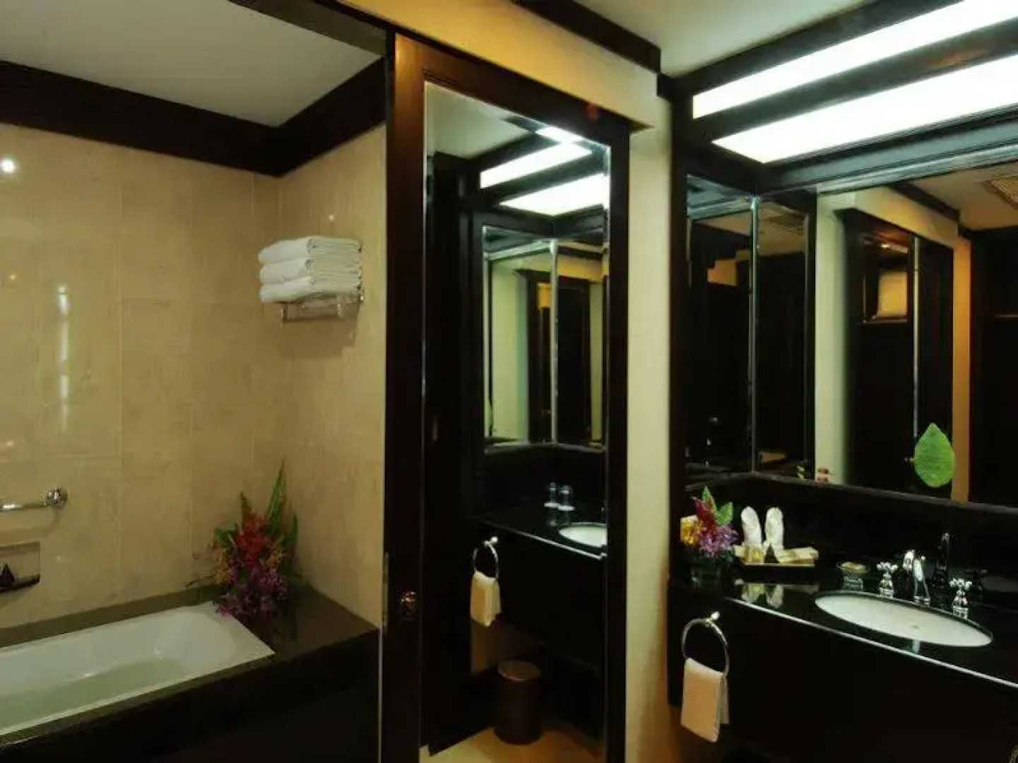 Iyara Lake Hotel & Resort