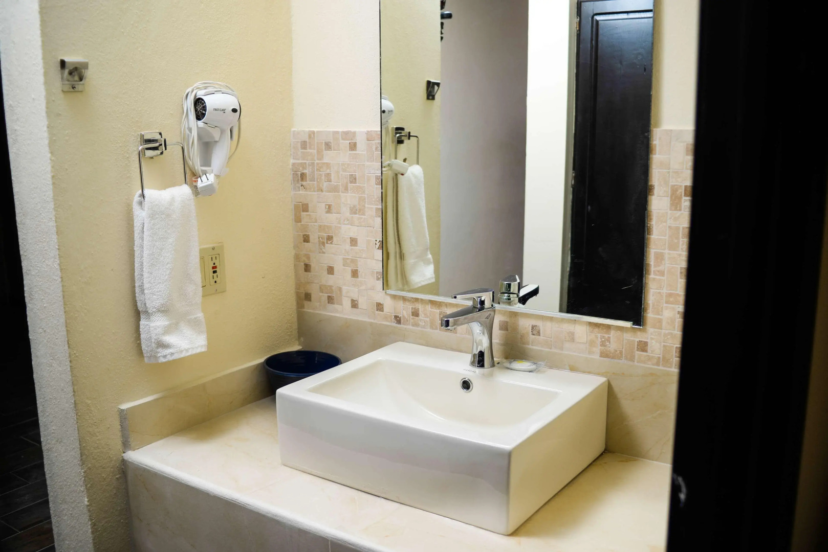 Laos Mar Hotel & Suites