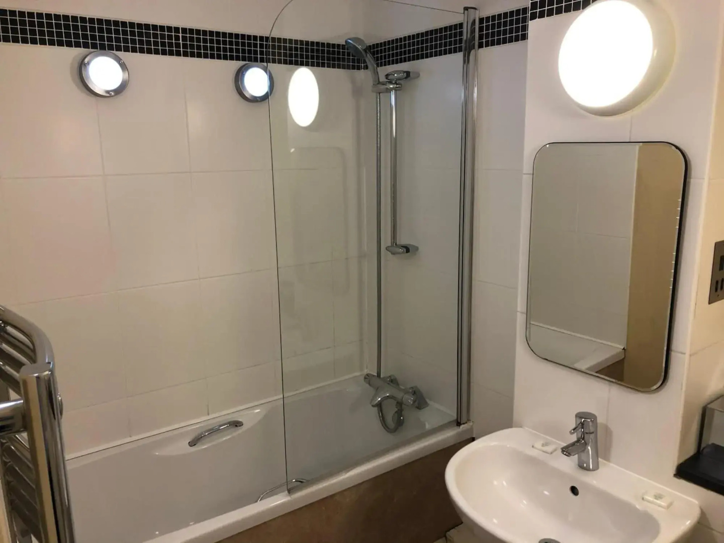 Holly Tree Hotel, Swimming Pool & Hot Tub