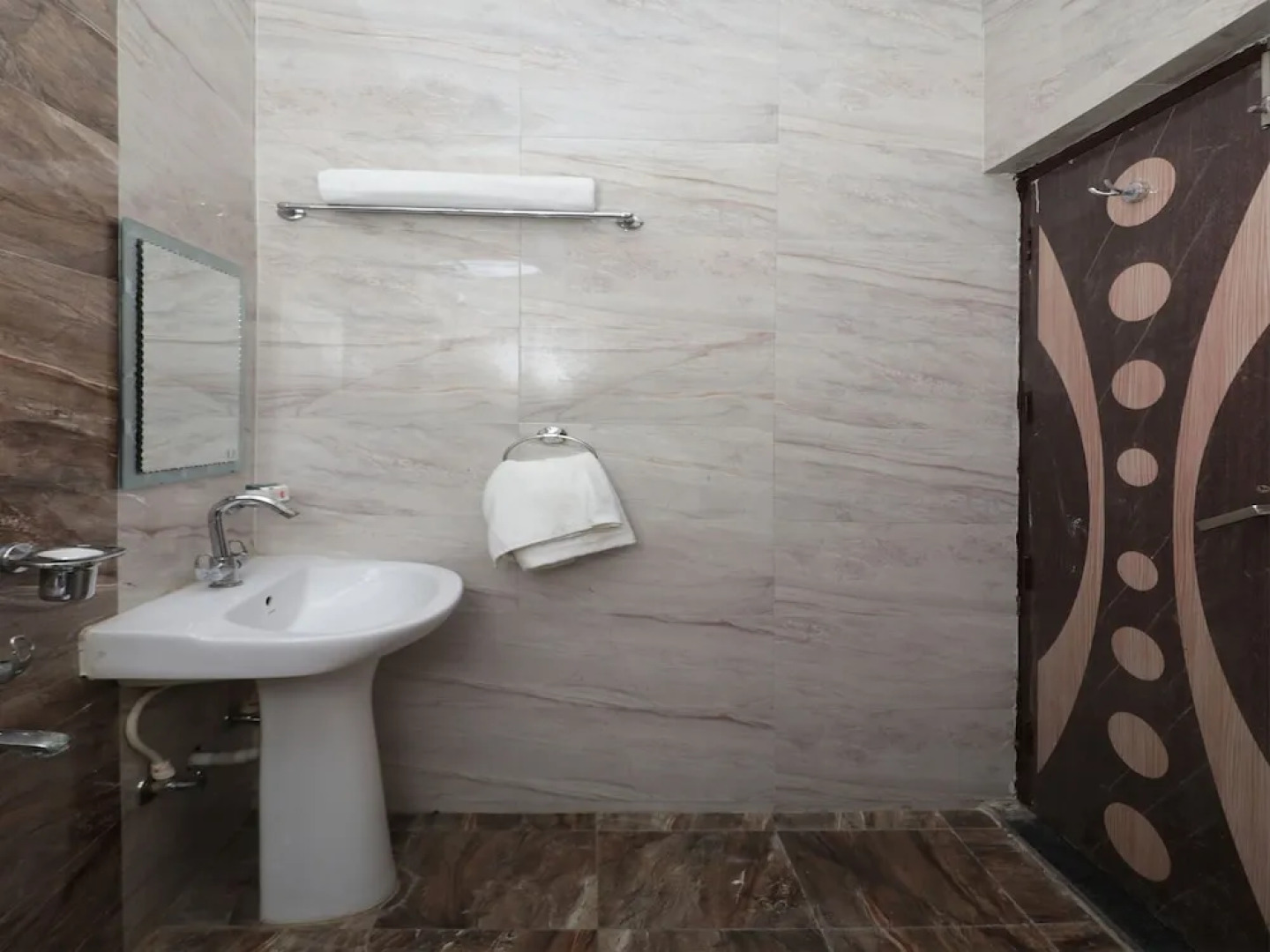 OYO 12493 Hotel Taaz Comfort Inn