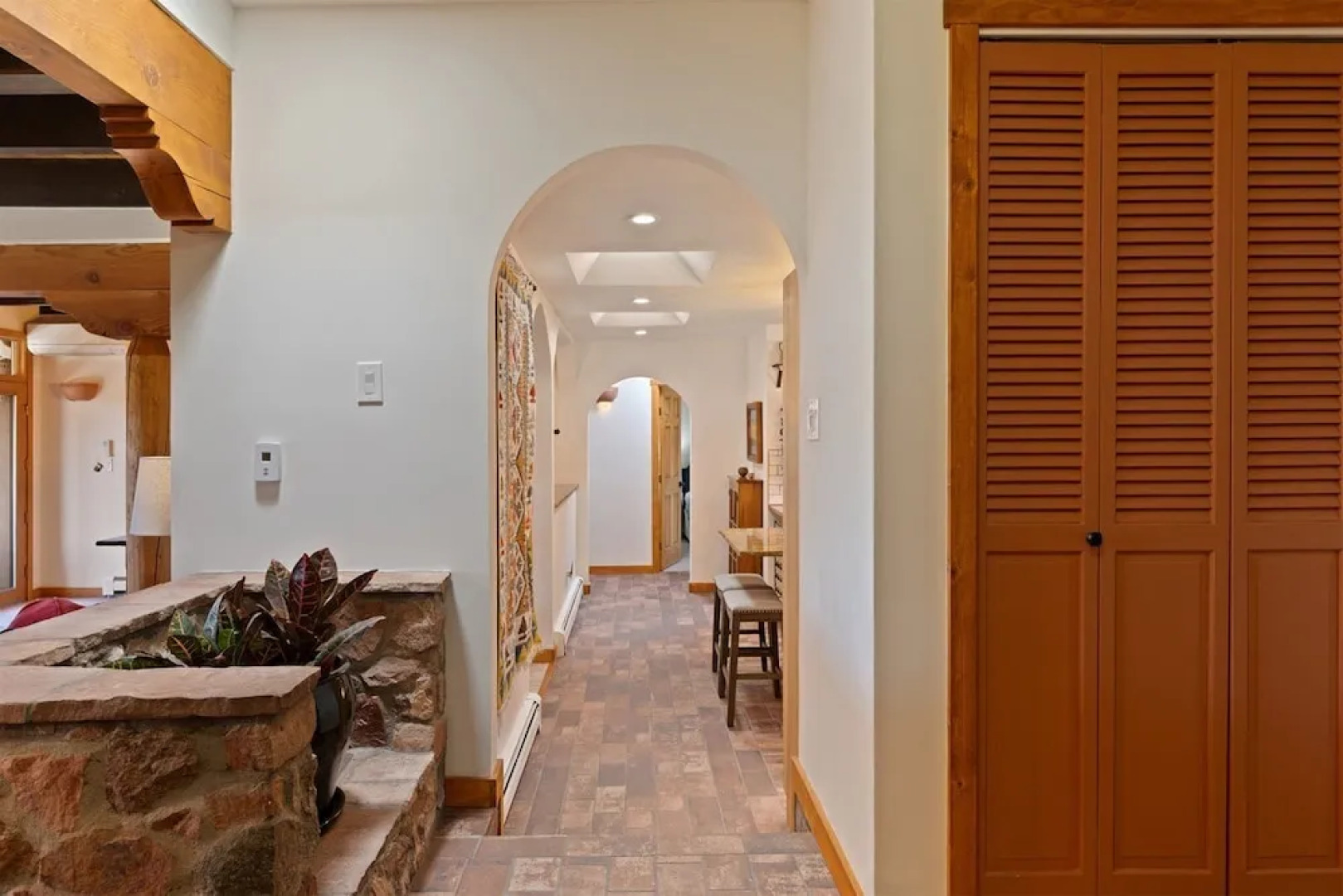 Sunlit Pines - Tucked in the Trees, Private Escape, Easy Drive to Plaza - NEW Listing