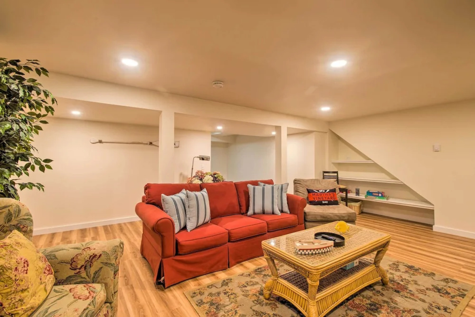 Traditional Martha's Vineyard Home w/ Porch & Yard