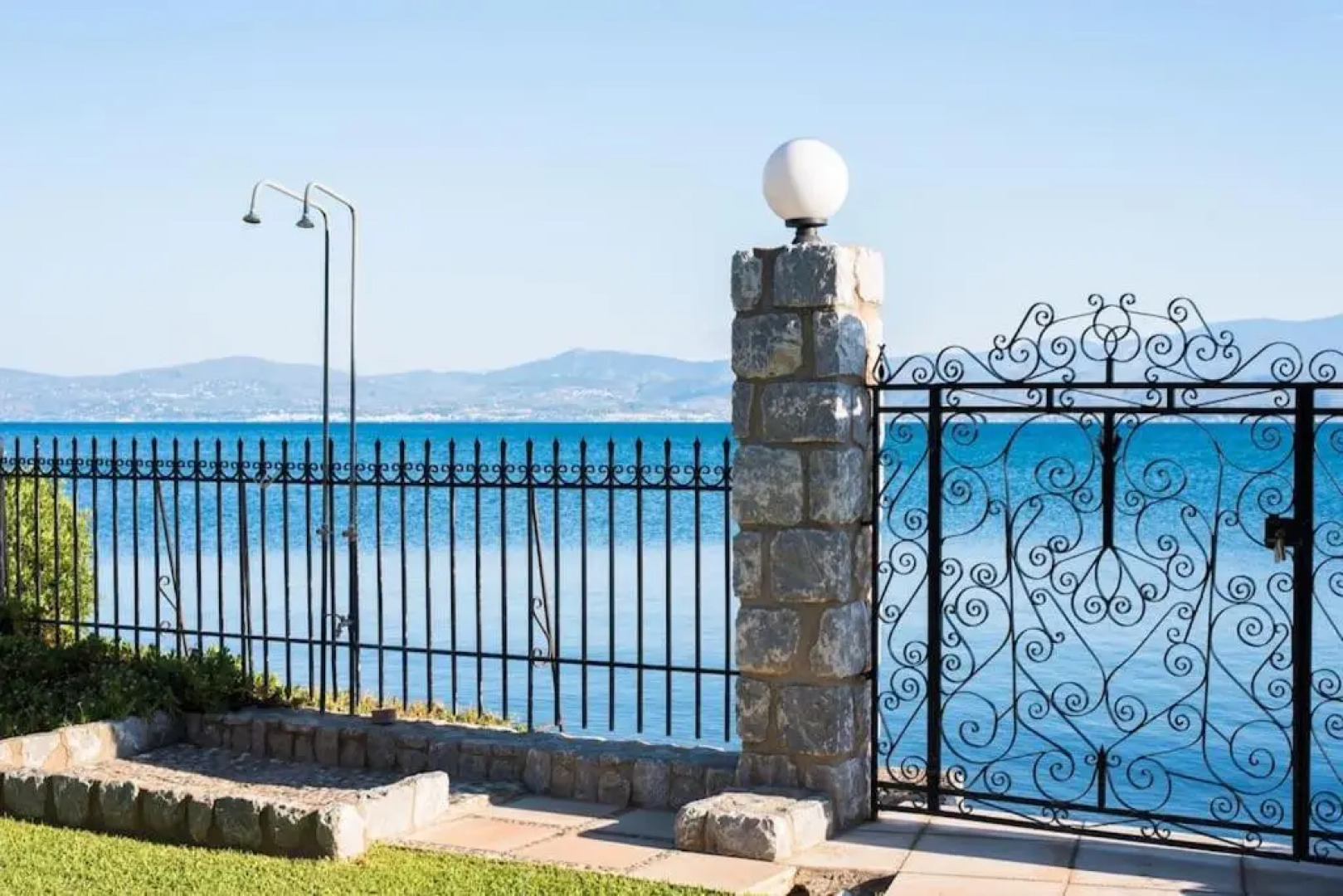 Seafront Luxury Villa w 5-en Suite BR BBQ