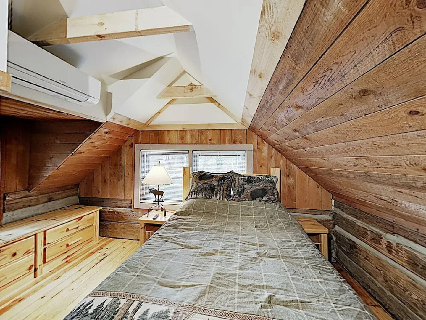 New Listing! Updated W/ Hot Tub On 2 Acres 1 Bedroom Cabin