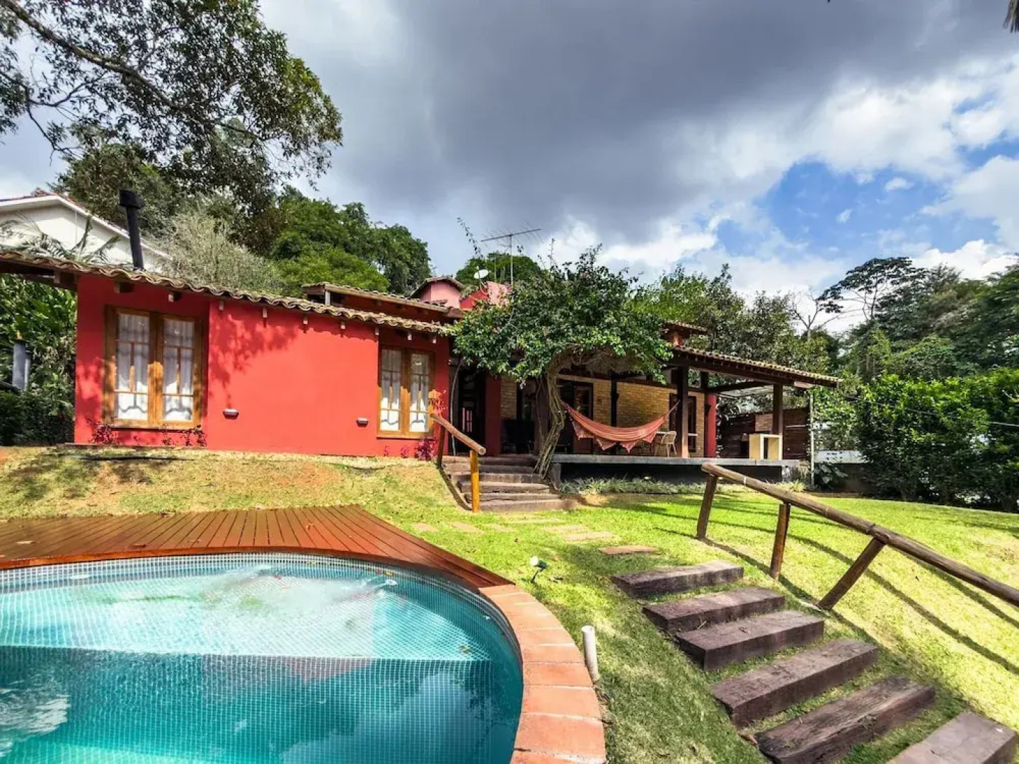 Casa com Piscina Privativa e Natureza – Granja Viana, São Paulo