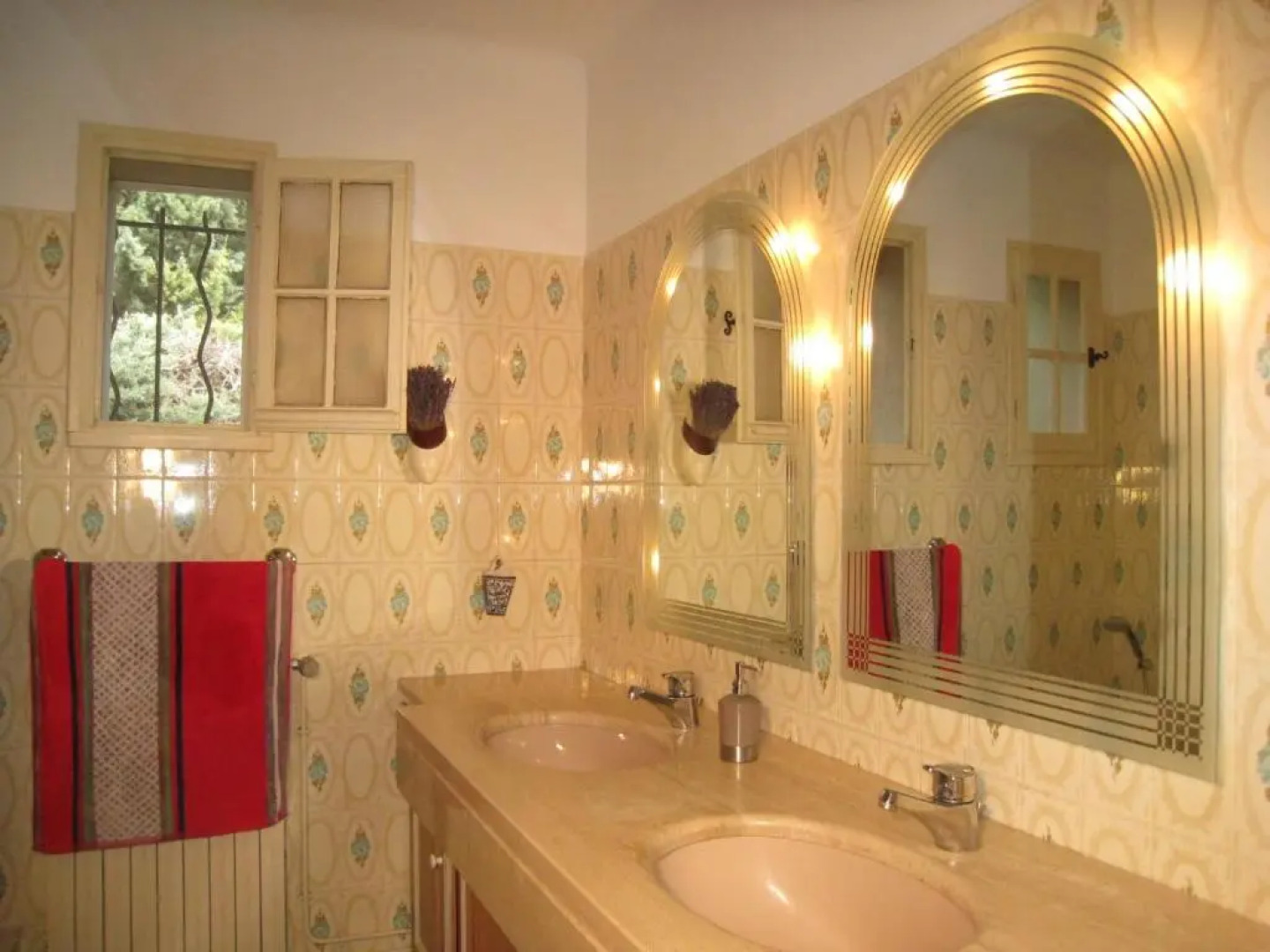 Maison de vacances avec piscine privée, possédant une très une jolie vue sur le Luberon, agréable jardin, située à Mérindol, 8 personnes, LS2-153 MAGNIFI