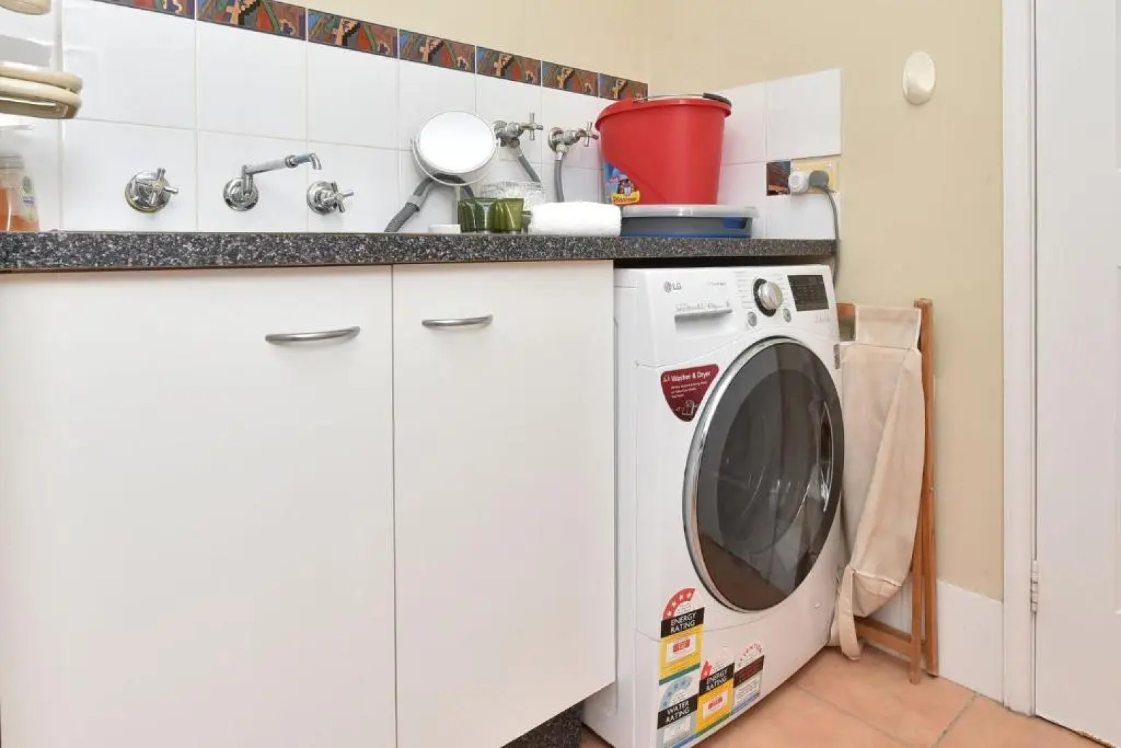 Silver Springs Estate 4br house + 6br house with Wifi, Pool. Fireplace, Views, Olives and Space