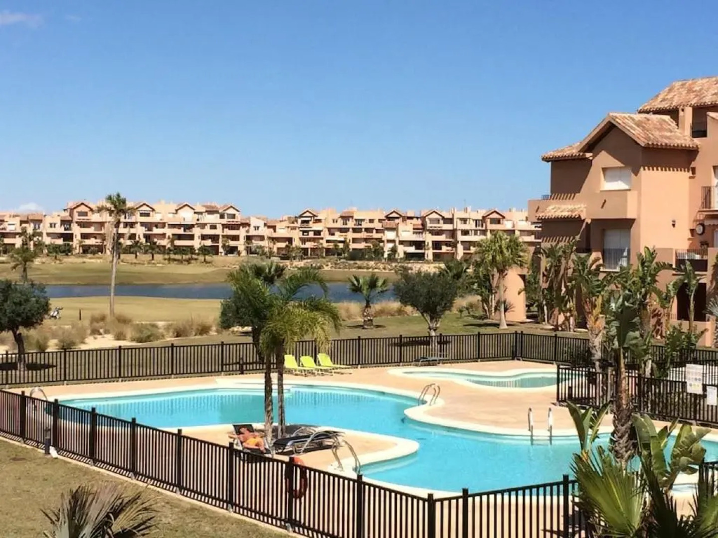 Luxury Spacious Apartment With Golf, Pool & Lake Views 5 Stars