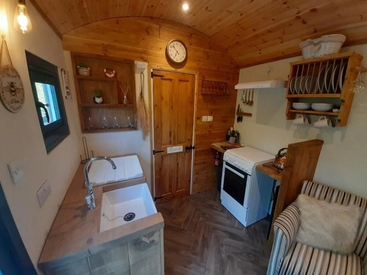 Min yr Afon - Cabin - Sleeps 2 - Hot Tub - Parking