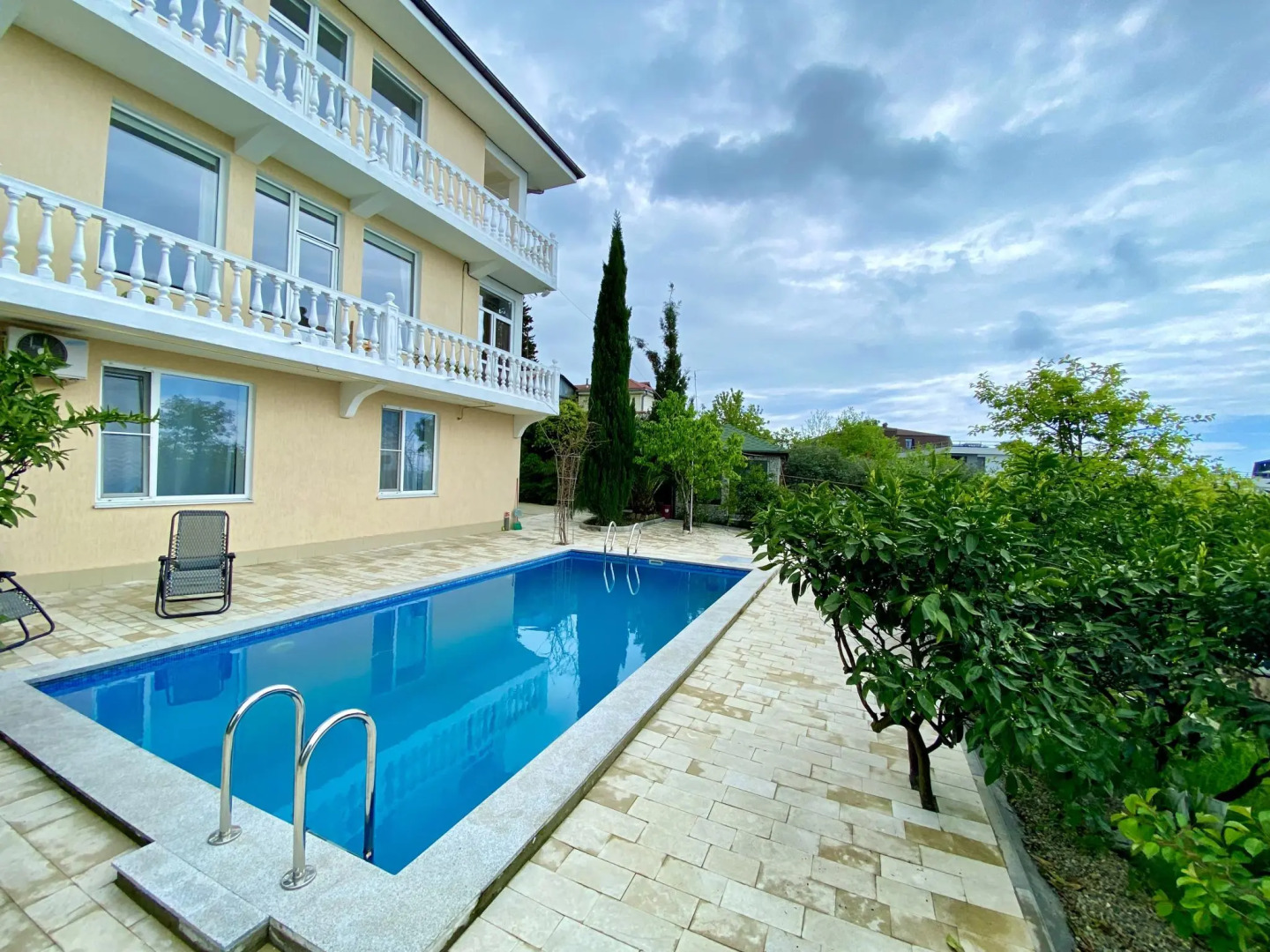 Апарт-отель F1 с бассейном