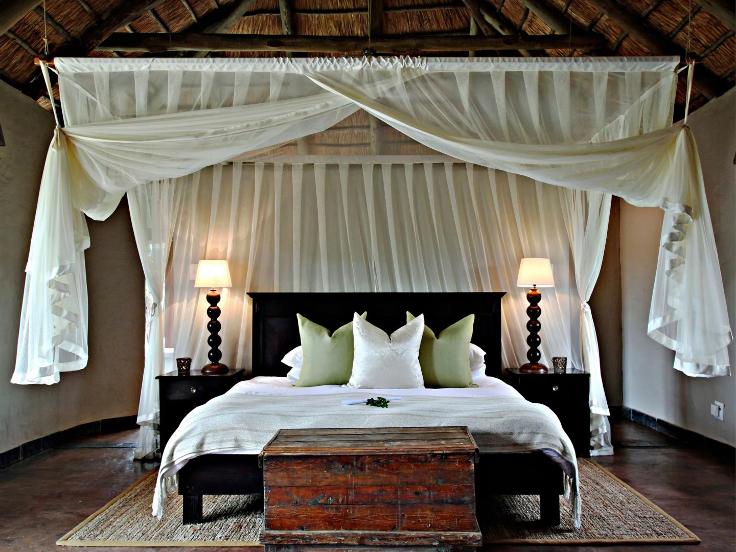 Hlosi Game Lodge - Amakhala Game Reserve