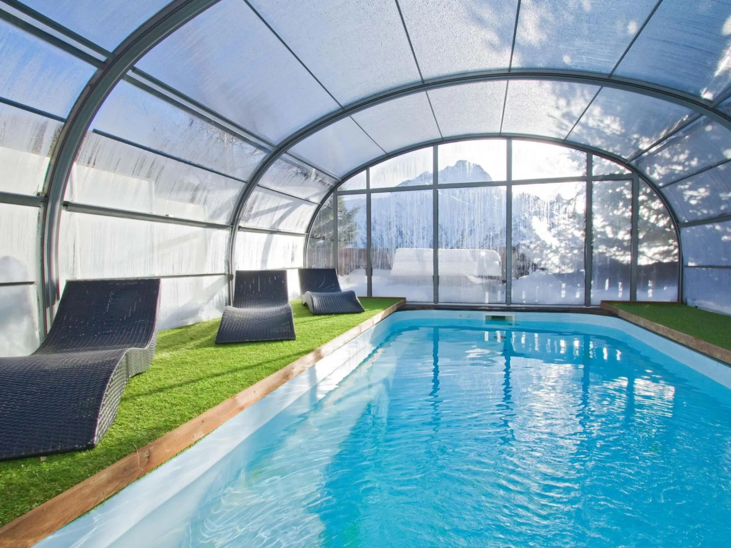 Beautiful chalet with a sauna and private pool in Les Deux Alpes