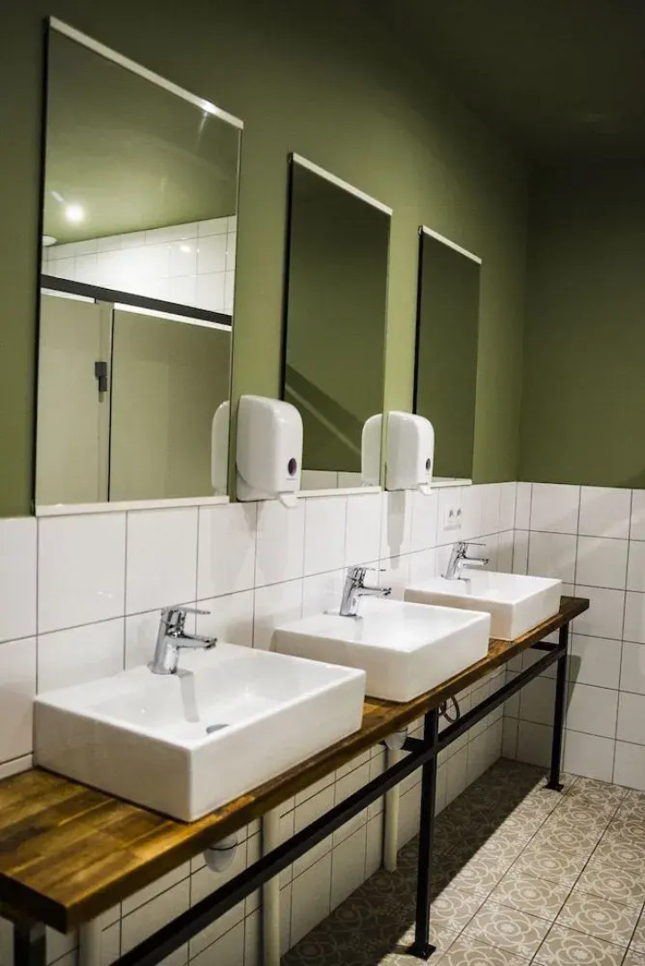 Georges Hostel & Café