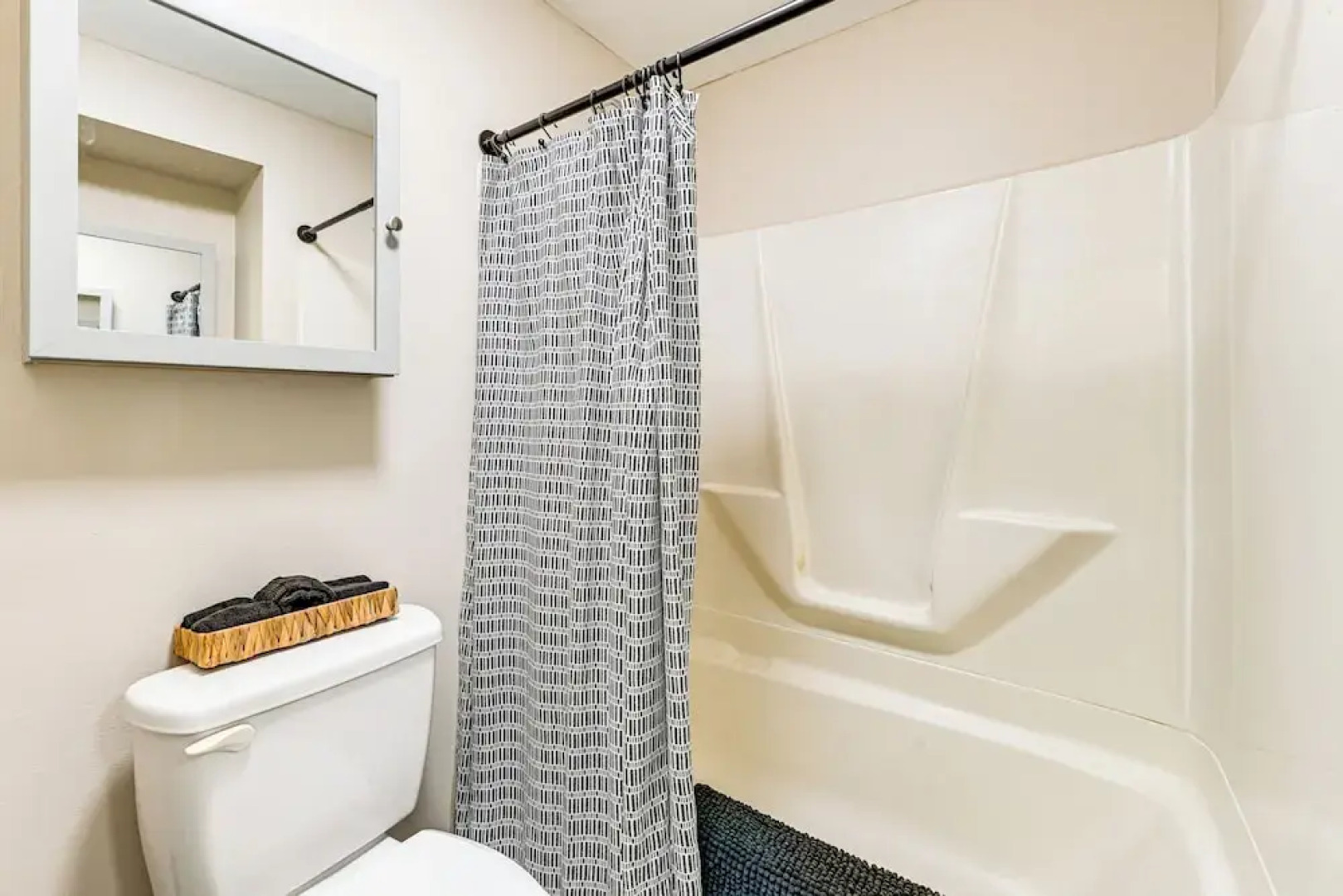 Near Cayuga Wine Trail: Seneca Falls Convenience!