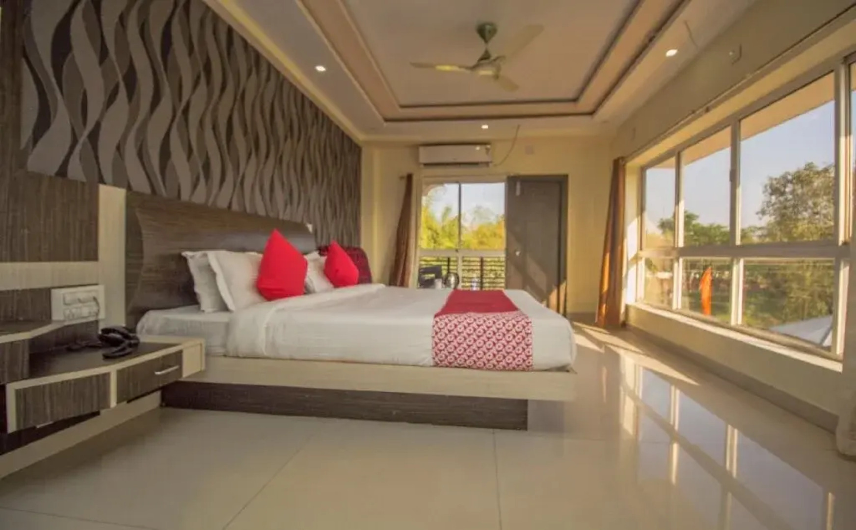 Hotel Debrani International