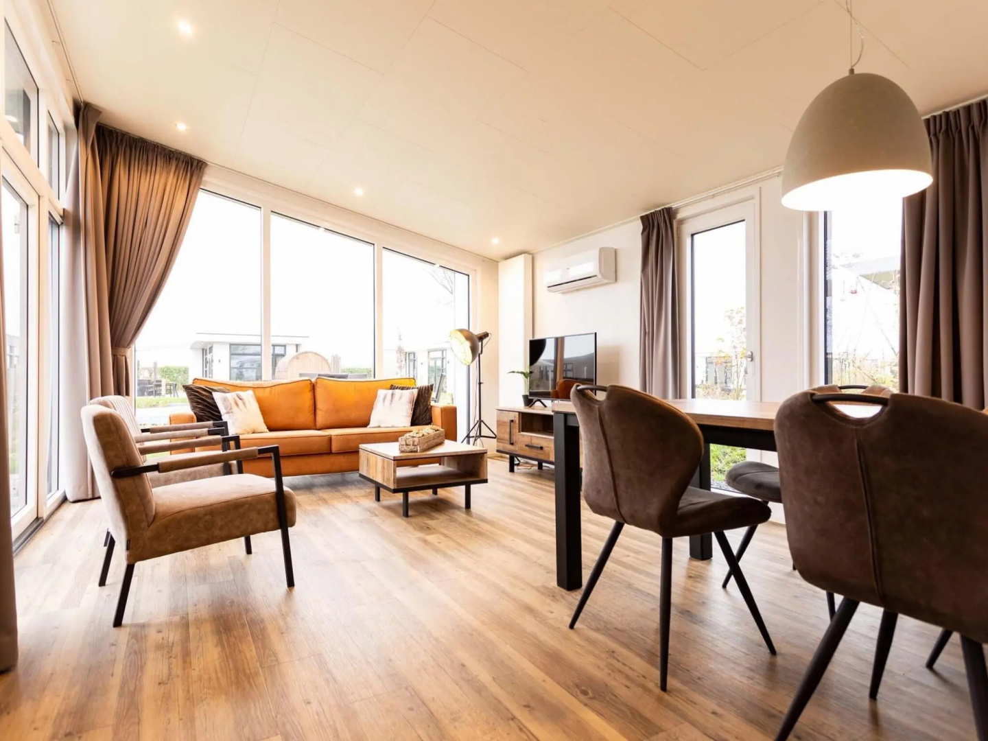 Modern chalet with outdoor sauna and spa, on a holiday park, Hoorn at 8 km.