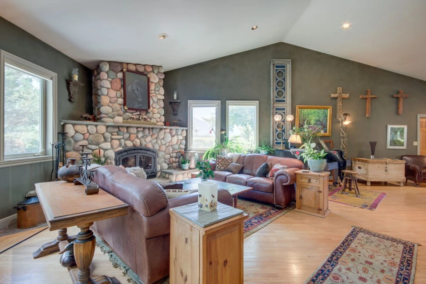 Riverfront Livingston House in Paradise Valley!