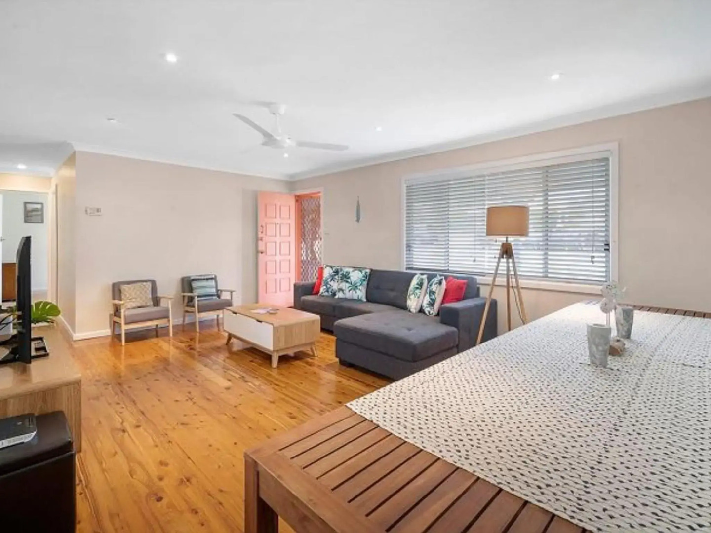 Walk to Everything In Huskisson Central Location and Sleeps 10