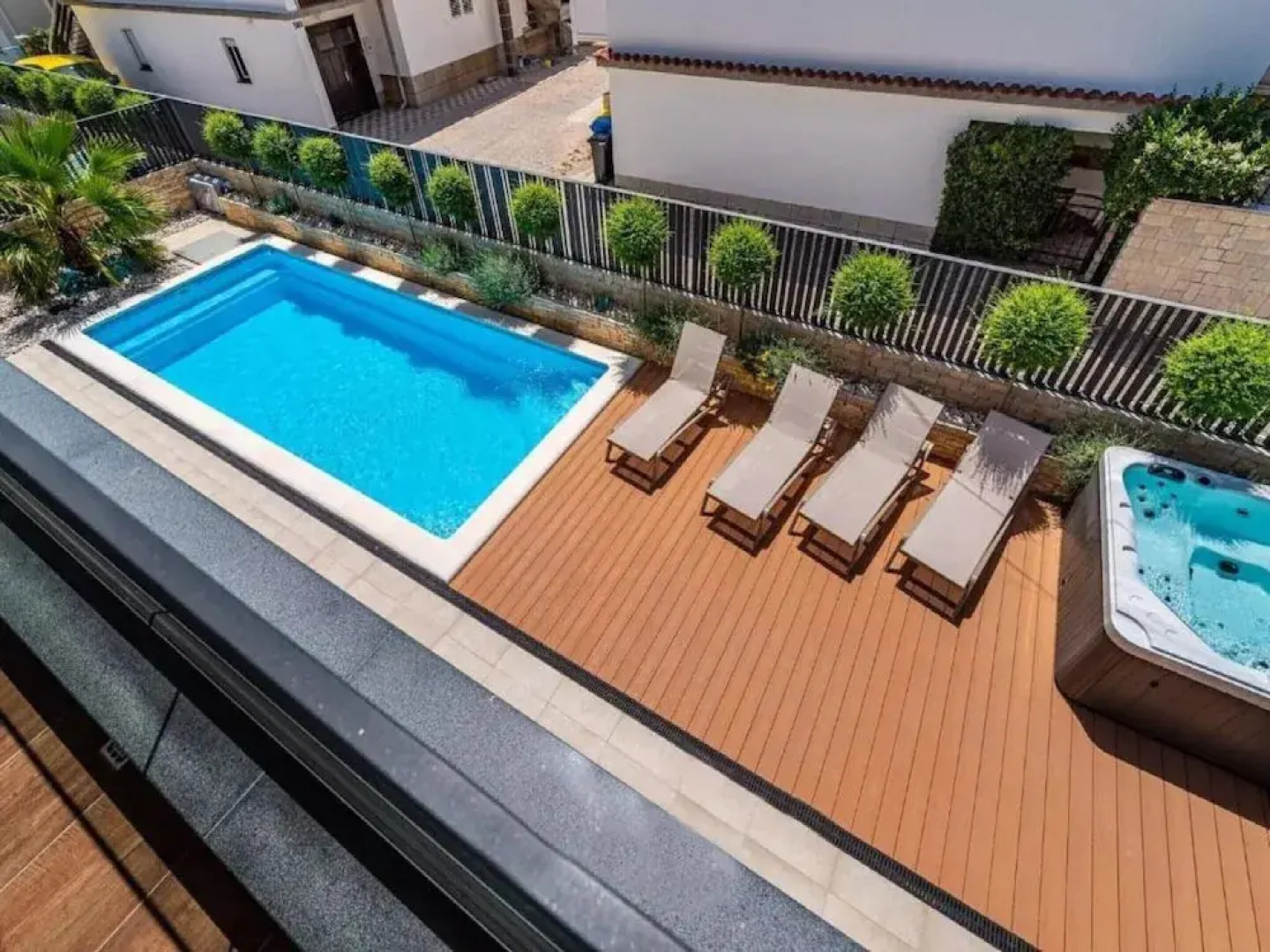 Villa Alpha - Four Bedroom Villa With Swimming Pool