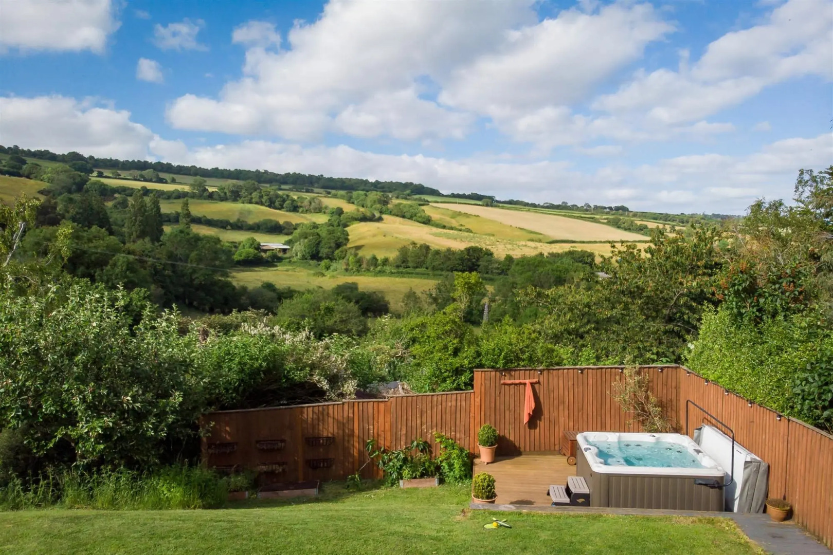 Haldon View - Characterful Cottage Boasts Stunning Countryside Views and hot tub