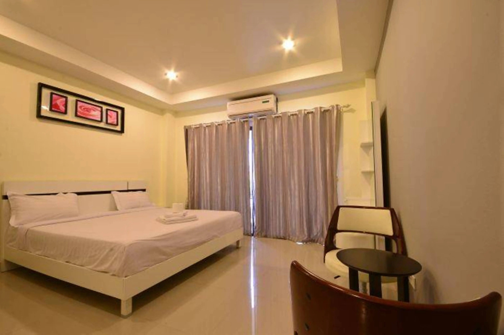 Royal Q&D Suites Hotel