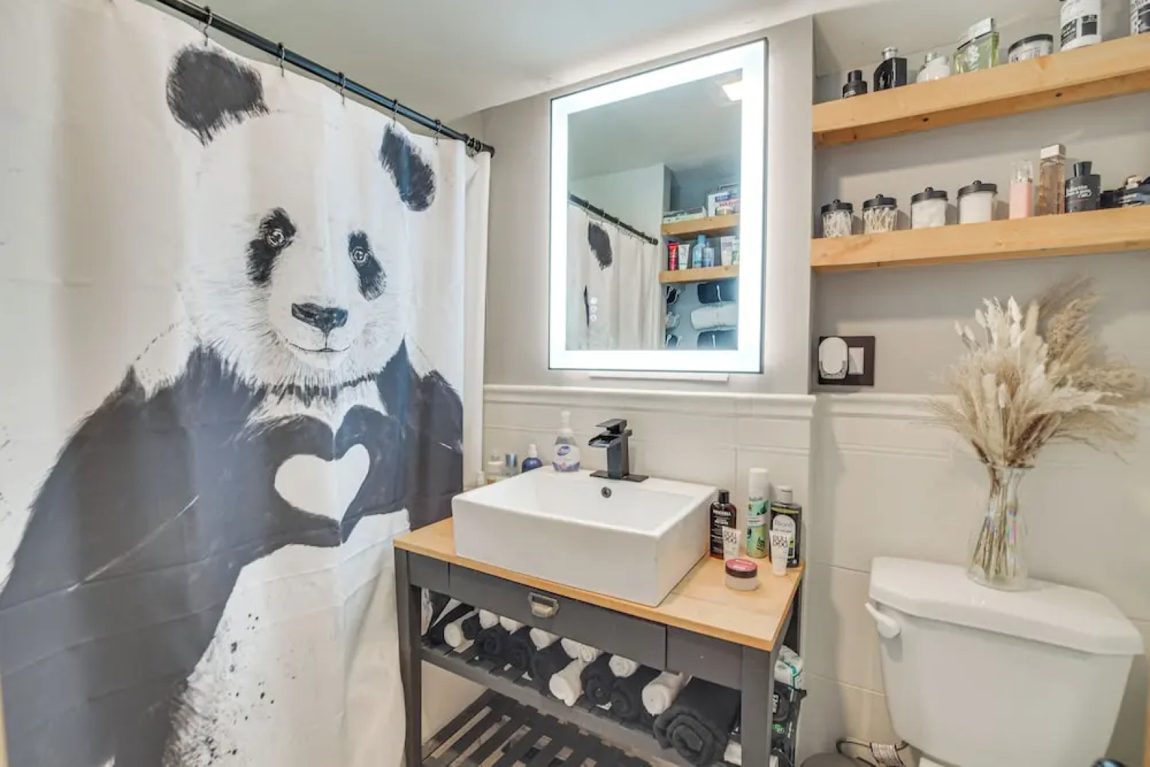 Modern Casselton Vacation Rental: 22 Mi to Fargo!